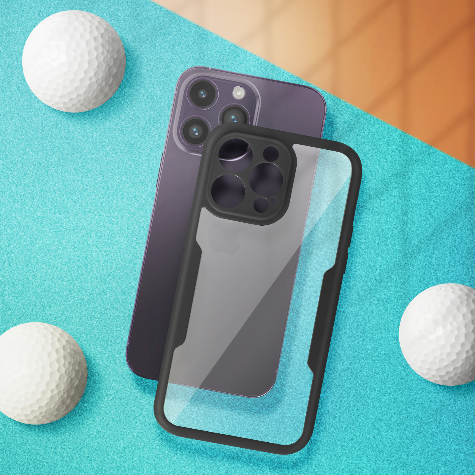 Téléphone violet et étui noir sur une surface bleu-vert avec trois balles de golf.