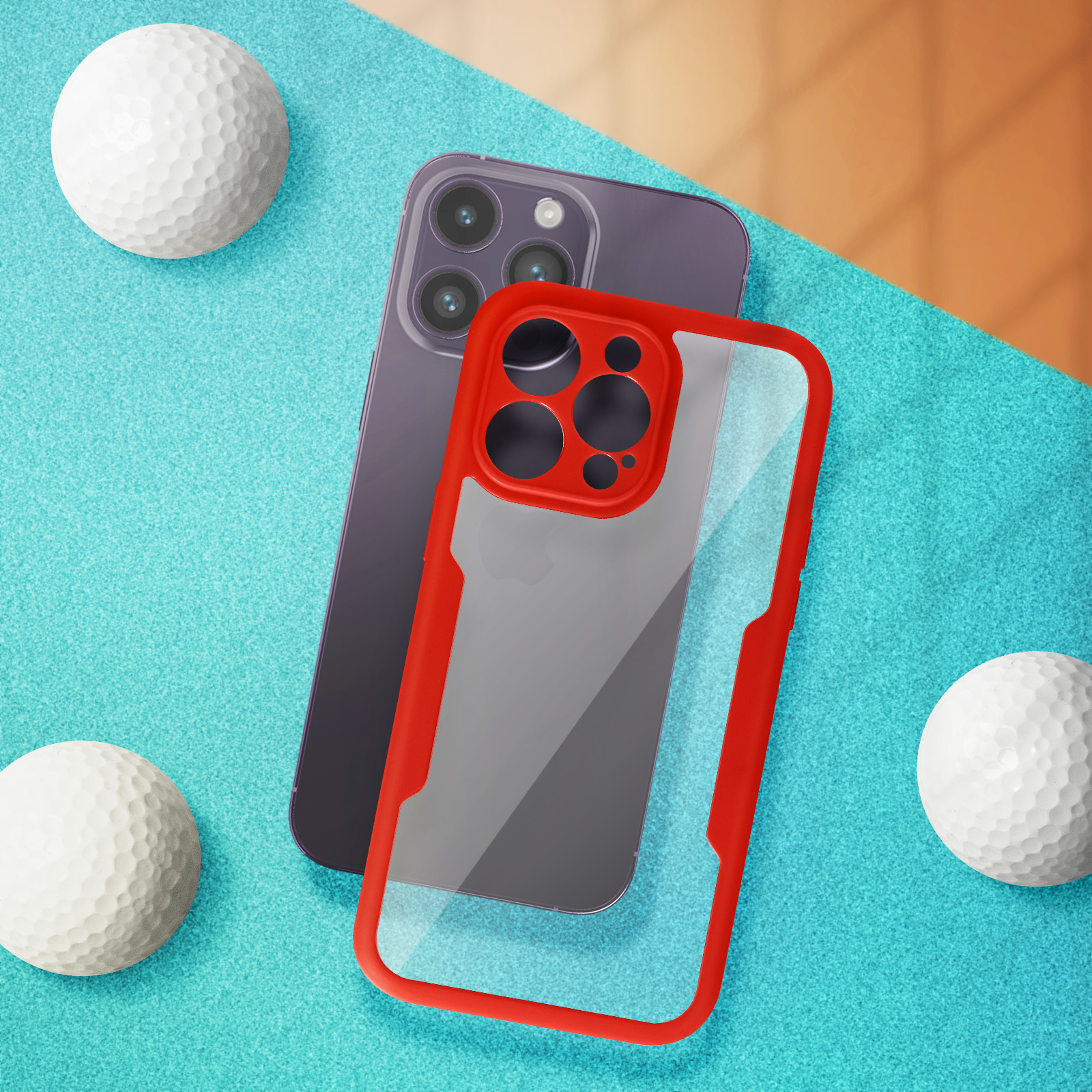 Een rode en transparante telefoonhoes met een telefoon en twee golfballen op een blauw oppervlak.