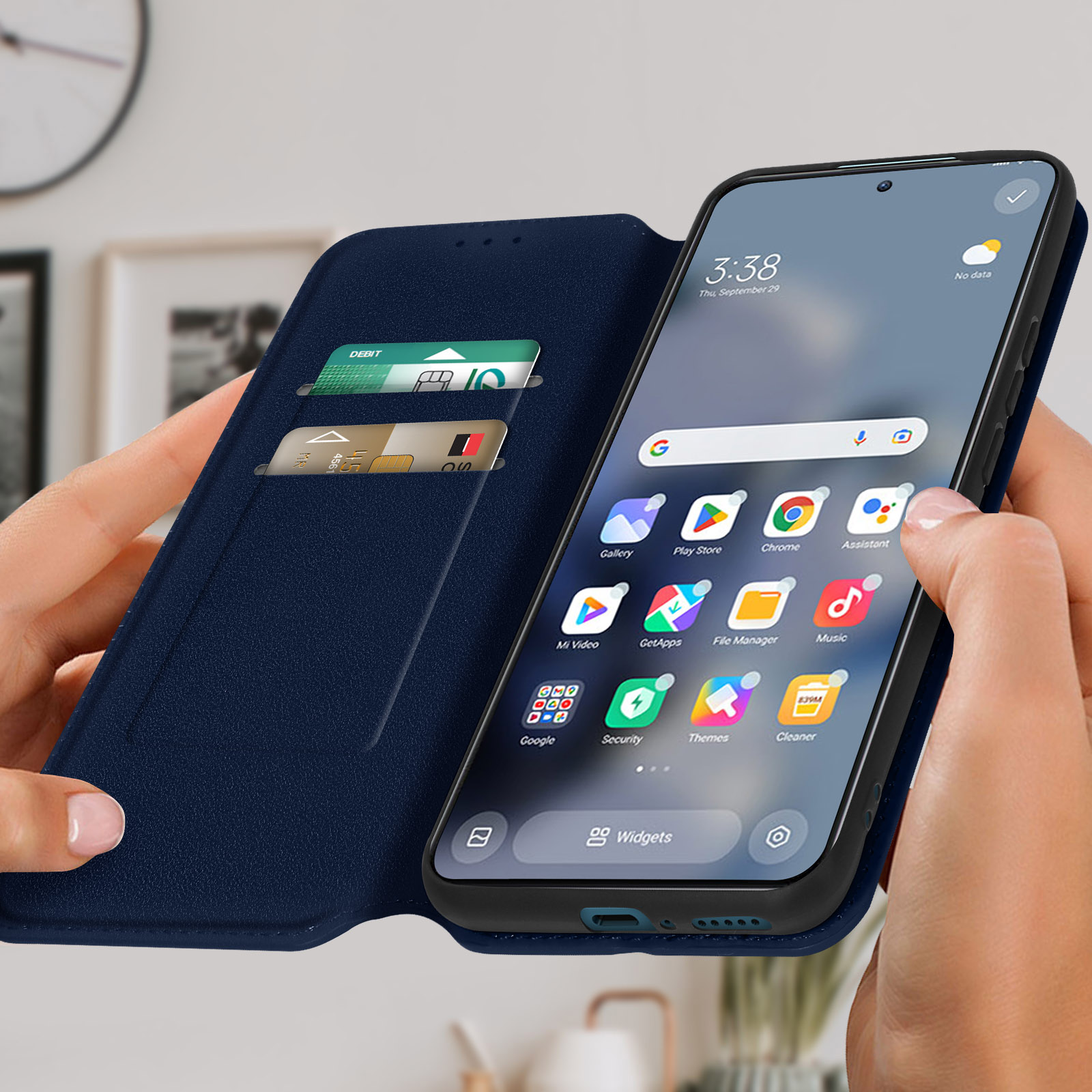 Person hält eine blaue Handyhülle. Bildschirm zeigt App-Symbole und Uhrzeit.