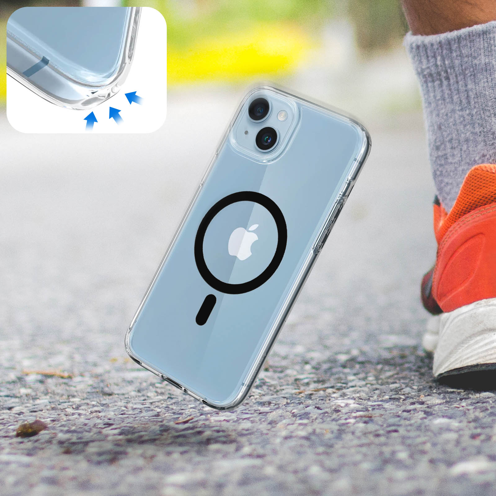 Custodia trasparente sul telefono blu, con il logo Apple e la persona indossa scarpe da ginnastica.