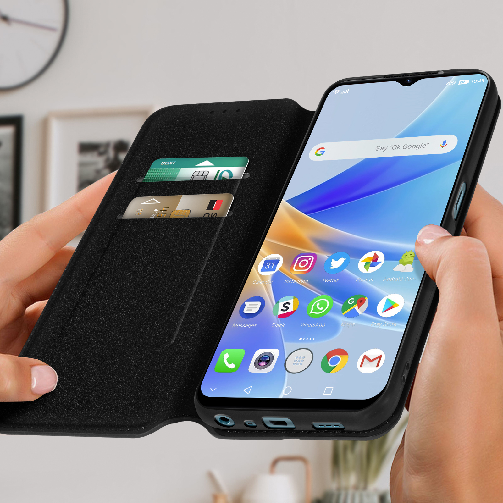 Telefoon in een zwarte hoes, vastgehouden door handen. Kaarten zichtbaar in de hoes.
