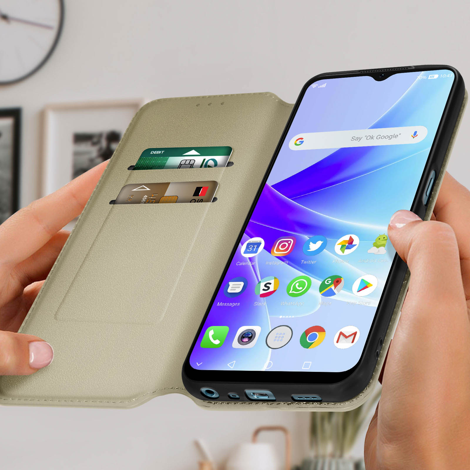Telefono in una custodia tenuto in mano. Telefono aperto con schermo e carte.
