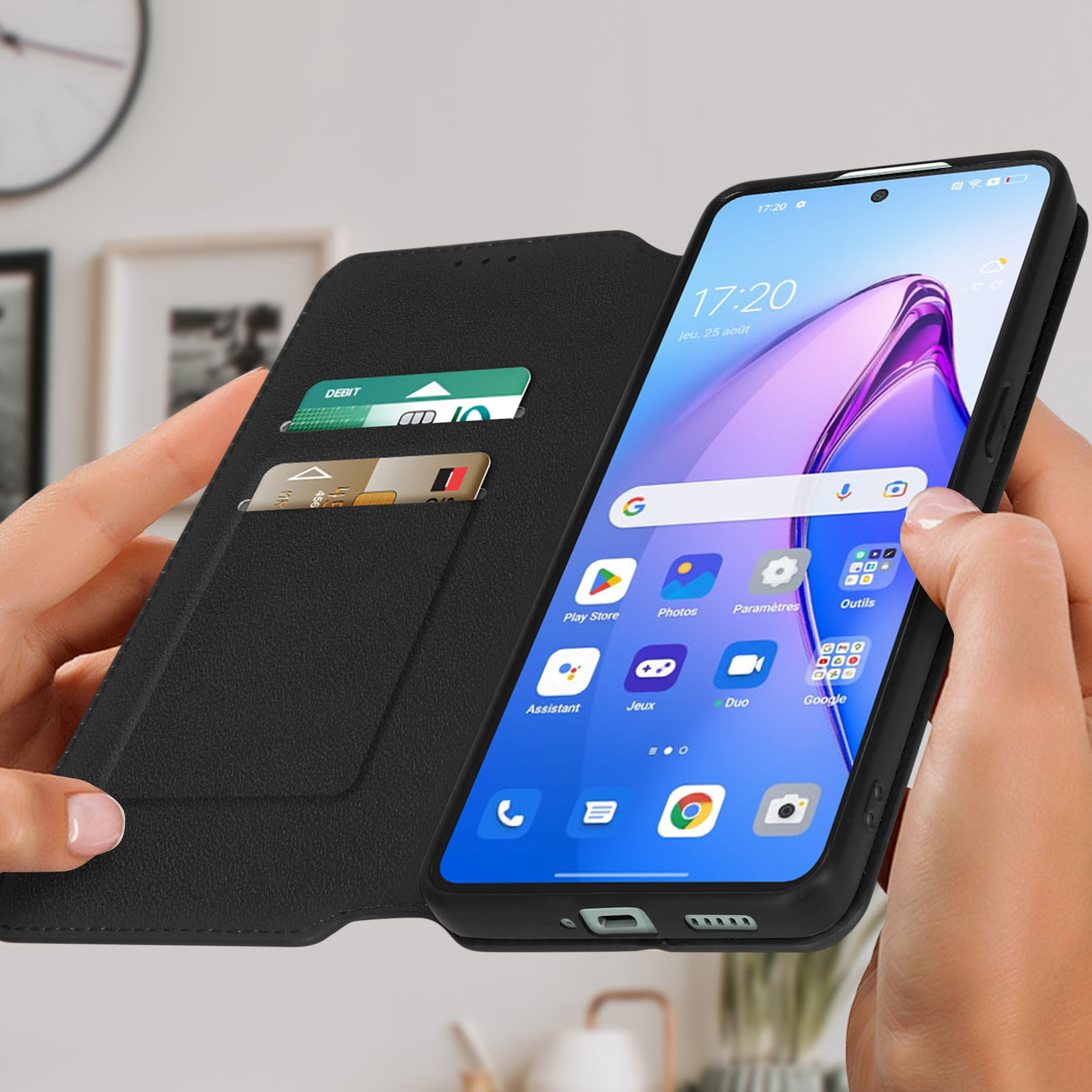Ein Telefon in einer schwarzen Brieftaschenhülle. Der Bildschirm zeigt eine Telefonschnittstelle. Kreditkartenfächer sind sichtbar.