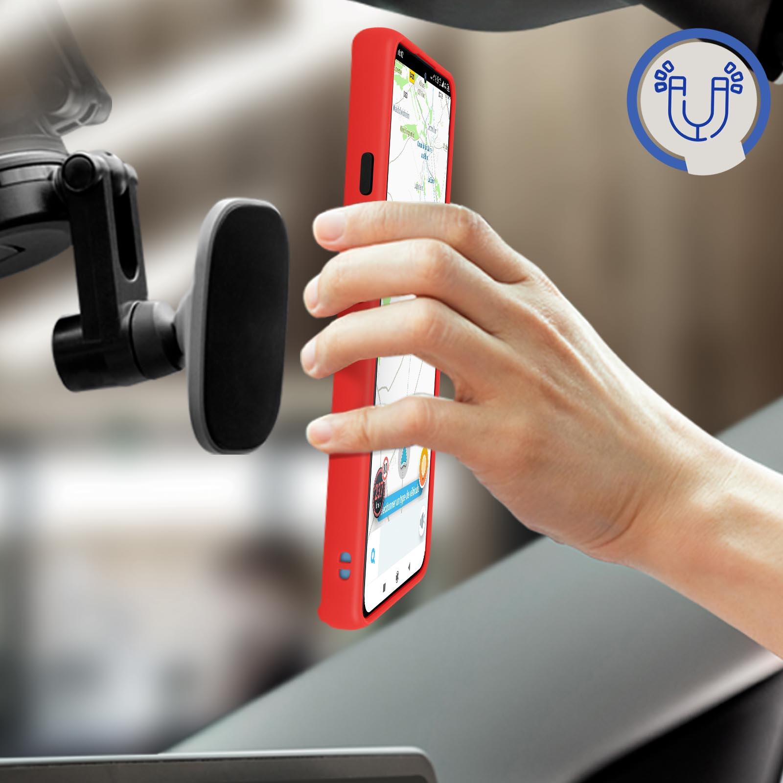 Mano che tiene un telefono rosso con mappa su un supporto in auto. Simbolo magnete visibile.