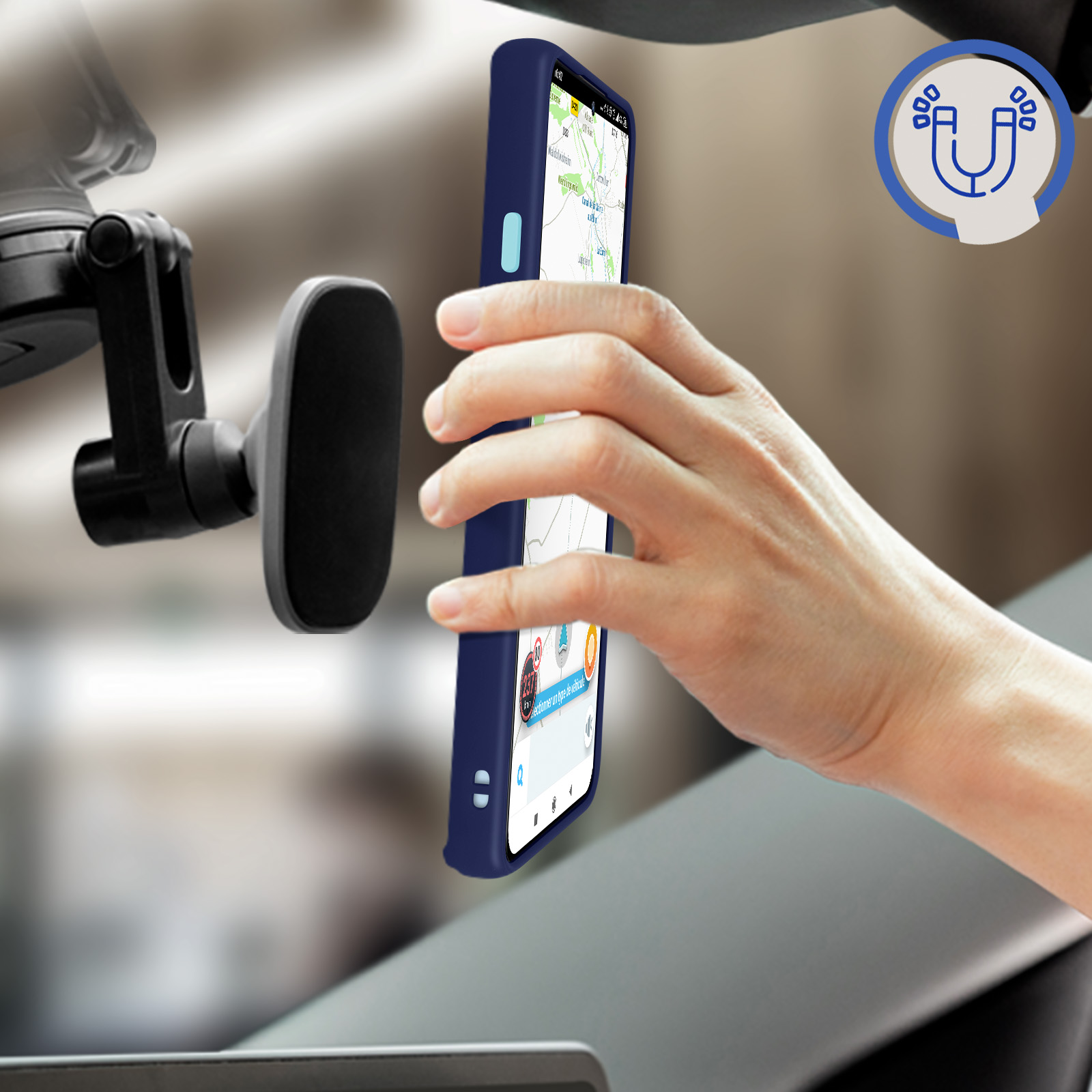 Une main plaçant un téléphone sur un support de voiture. Le téléphone est dans un étui bleu.
