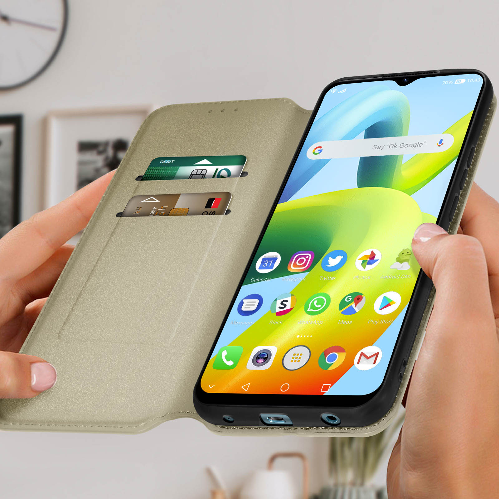 Telefono con custodia bianca, mostra la schermata iniziale. Carte di credito visibili.