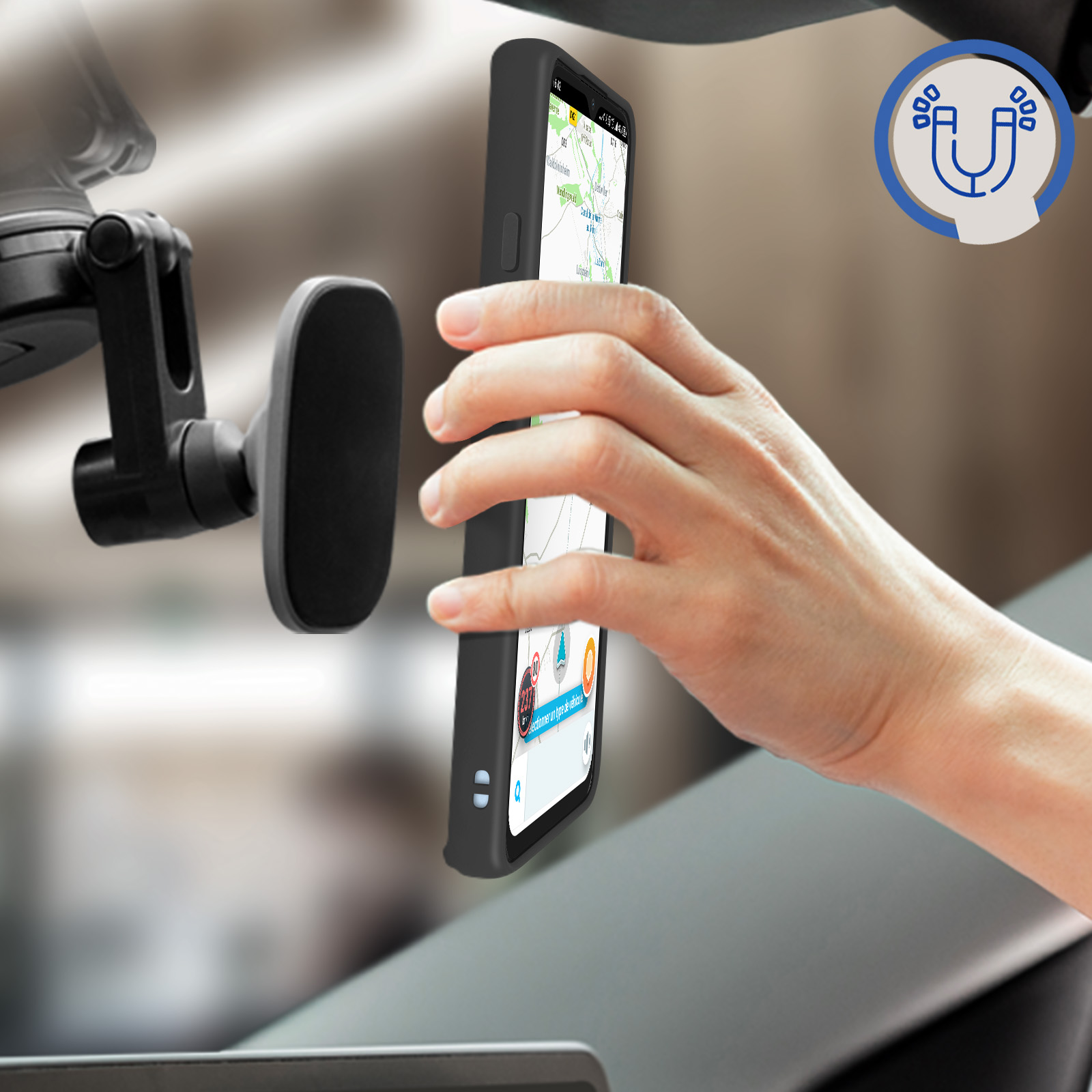 Una mano posiziona un telefono in un supporto per auto. Il telefono mostra un'app di mappe.