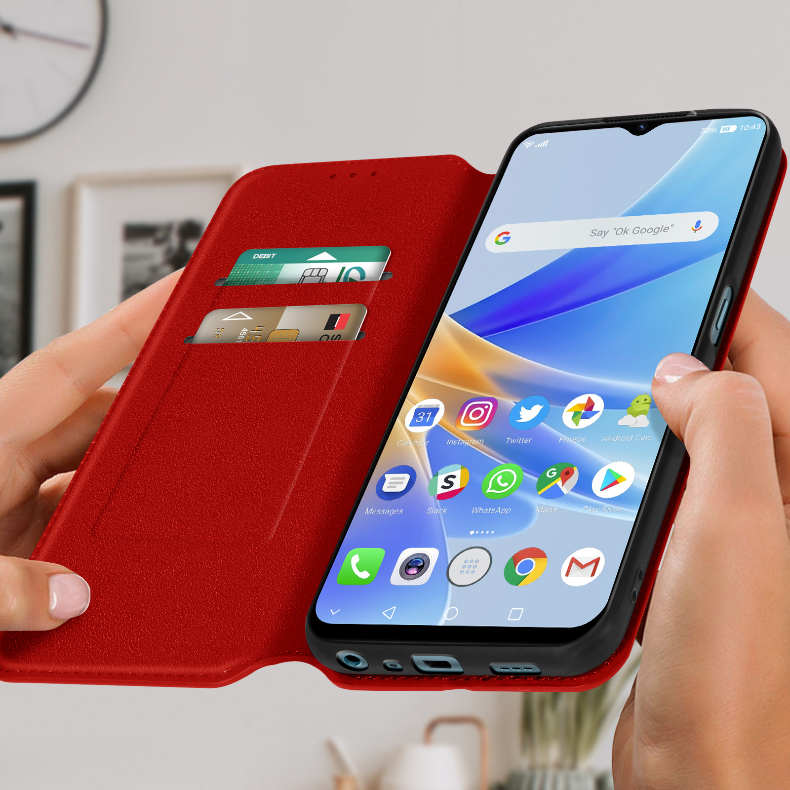 Telefoonhoes met een telefoon erin, met een scherm met pictogrammen. Een persoon houdt de telefoon vast.