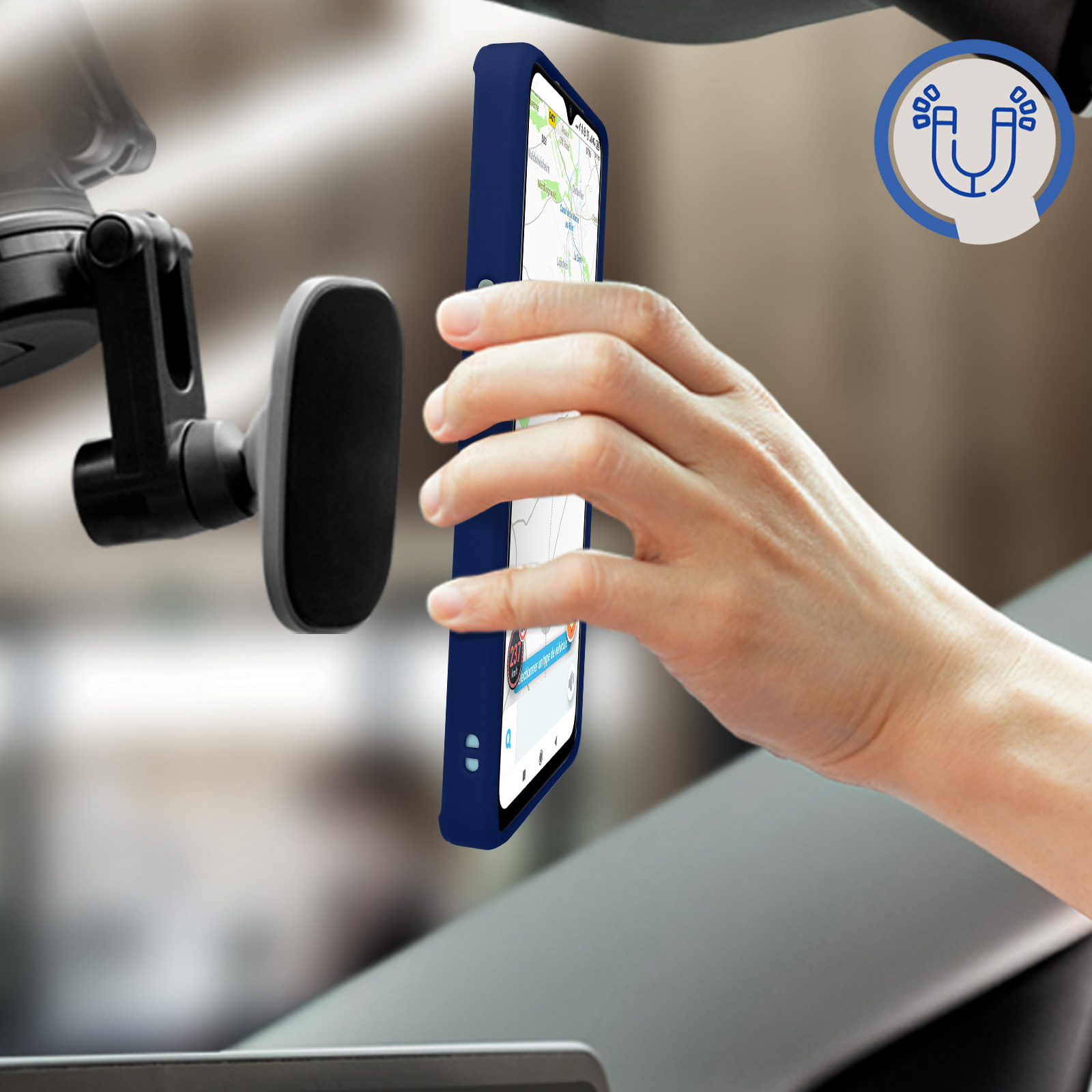 Mano che posiziona un telefono blu navy su supporto per auto. Icona magnete blu nell'angolo.