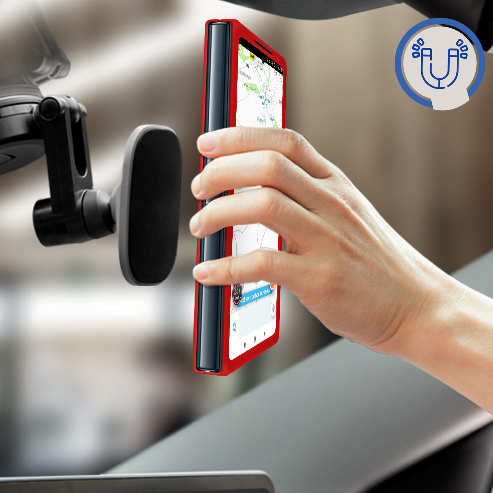 Mano con telefono in custodia rossa su supporto auto. Mappa visibile.