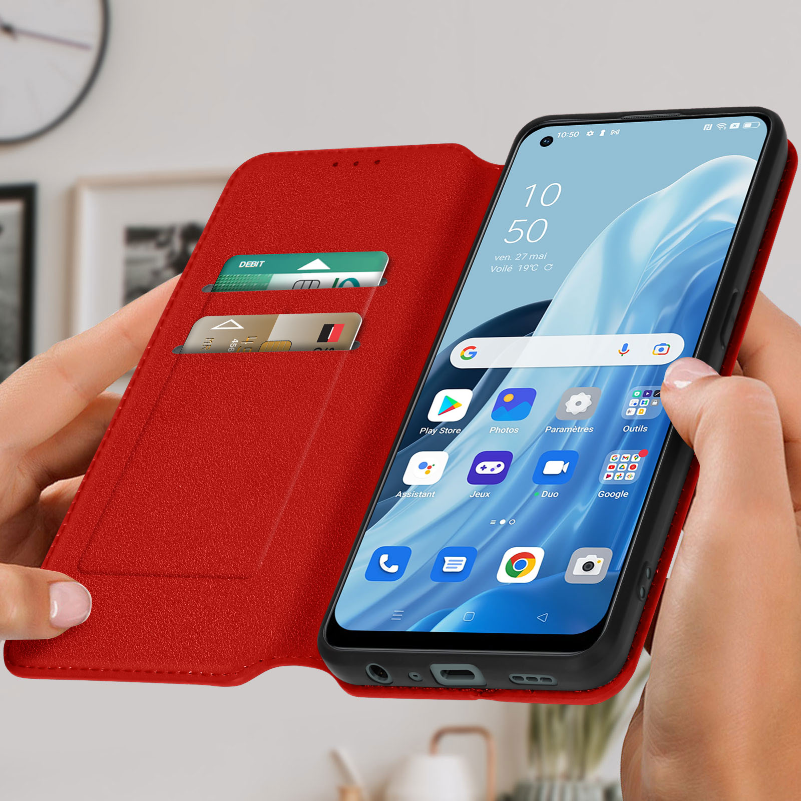 Custodia rossa per telefono, aperta, mostra lo schermo del telefono con le app. Le mani tengono il telefono.