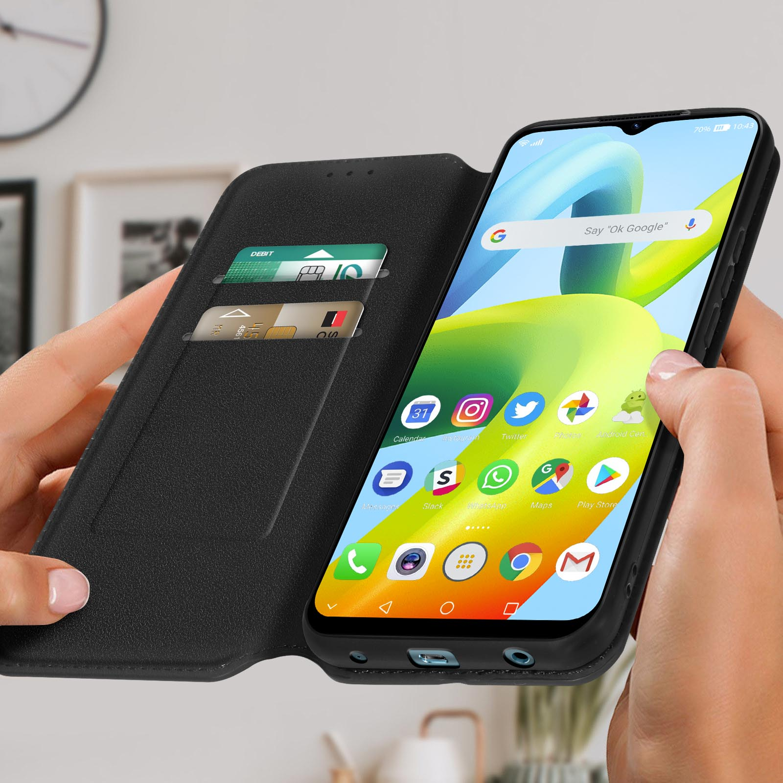 Un telefono in una custodia a portafoglio aperta. Lo schermo del telefono mostra icone di app e una barra di ricerca.