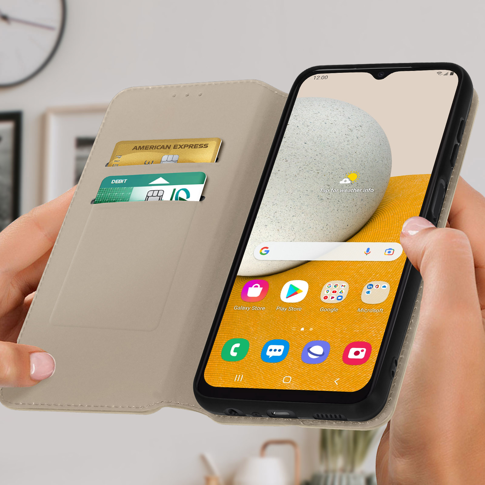 Una persona tiene una custodia beige con un telefono. Lo schermo mostra app e fessure per carte.