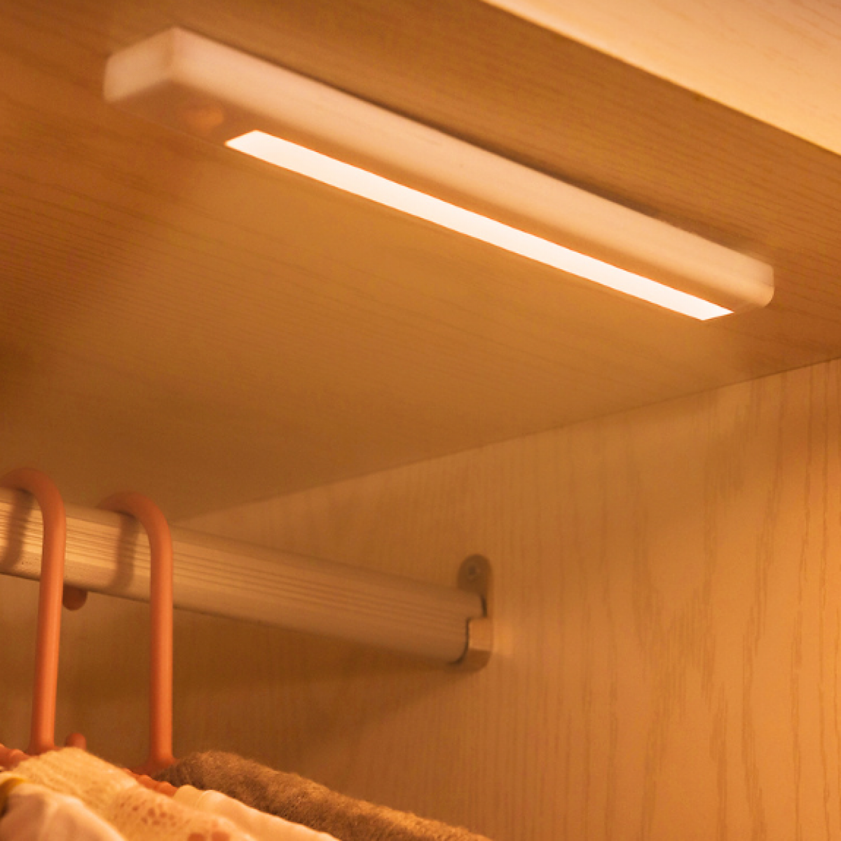 Witte LED-lamp geïnstalleerd in een houten kast, die het interieur verlicht.