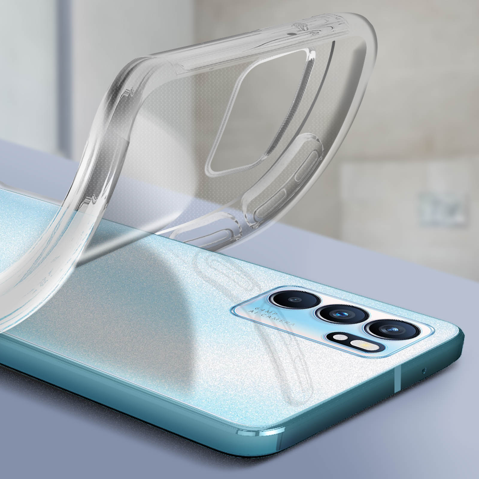 Una custodia trasparente per telefono sopra un telefono blu e argento. La custodia viene rimossa. Sfondo morbido.