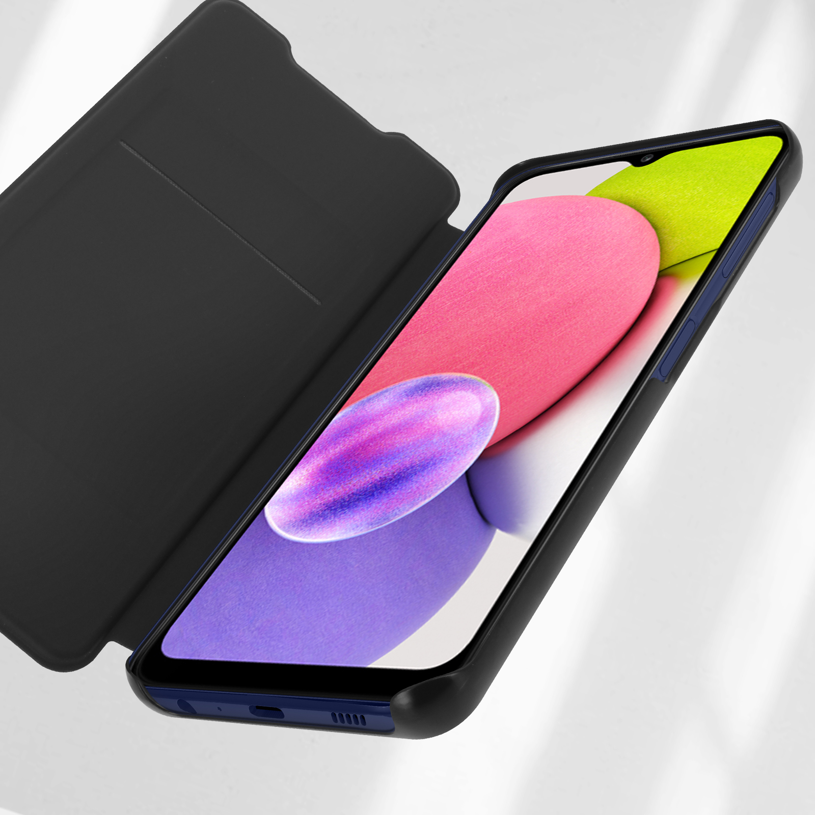 Telefonhülle geöffnet. Der Telefonbildschirm zeigt ein farbenfrohes abstraktes Design. Die Hülle ist schwarz.