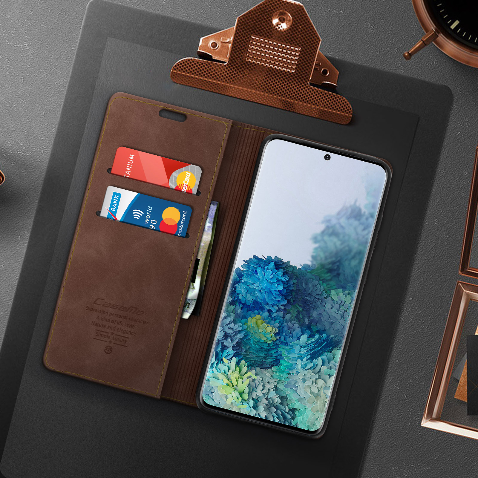 Ein Telefon in einer braunen Brieftaschenhülle, geöffnet, um Kreditkarten und das Telefondisplay zu zeigen.