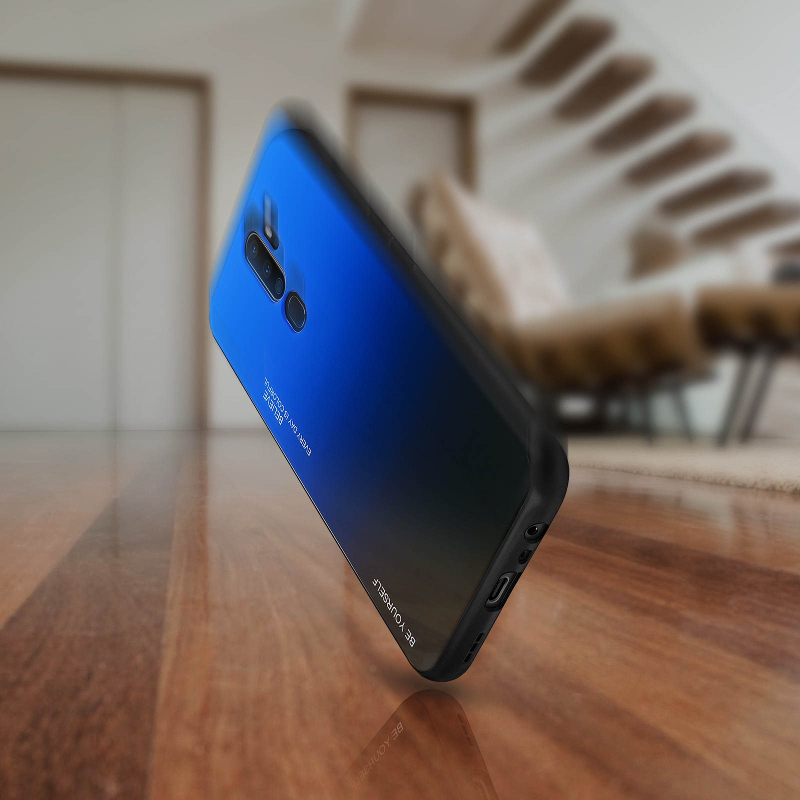 Eine blau-schwarze Handyhülle auf einem Holztisch. Die Handyhülle ist leicht geneigt.