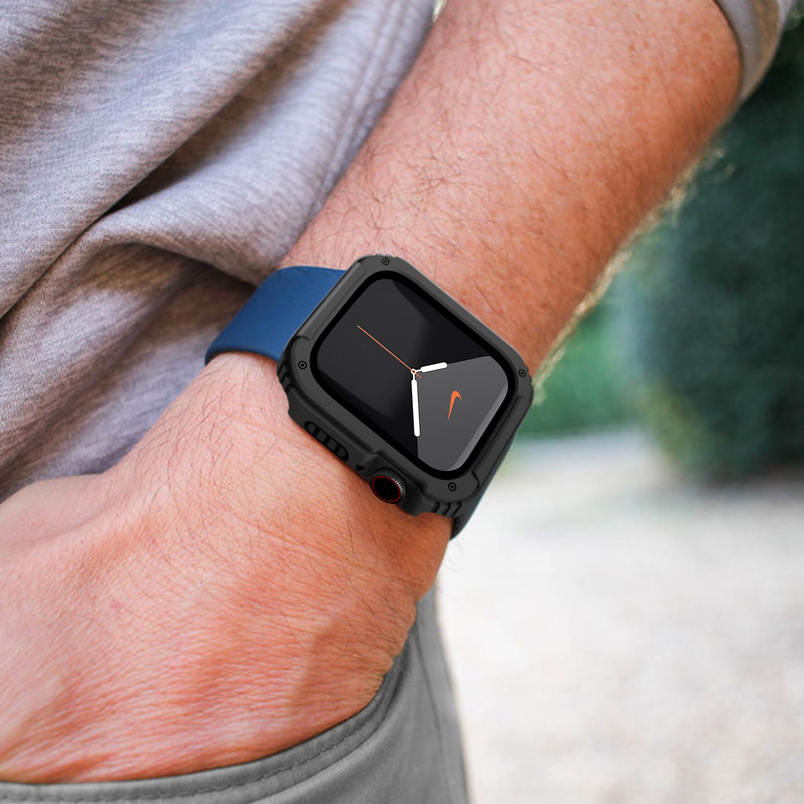 Person mit schwarzer Nike-Uhr. Die Uhr hat ein schwarzes Zifferblatt und ein blaues Armband.