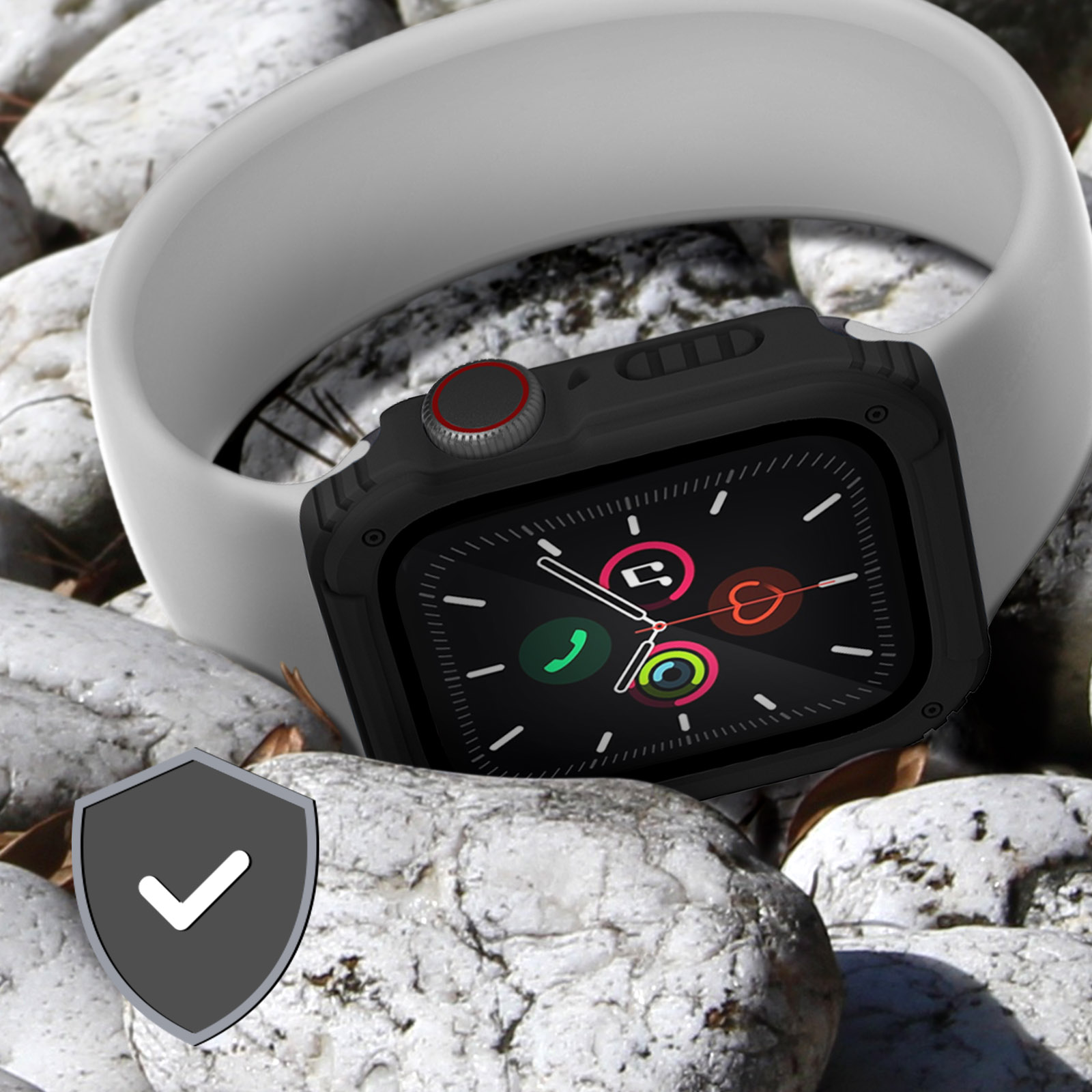 Eine schwarze Uhr mit schwarzem Gehäuse und weißem Band. Sie liegt auf einem Bett aus weißen Steinen.