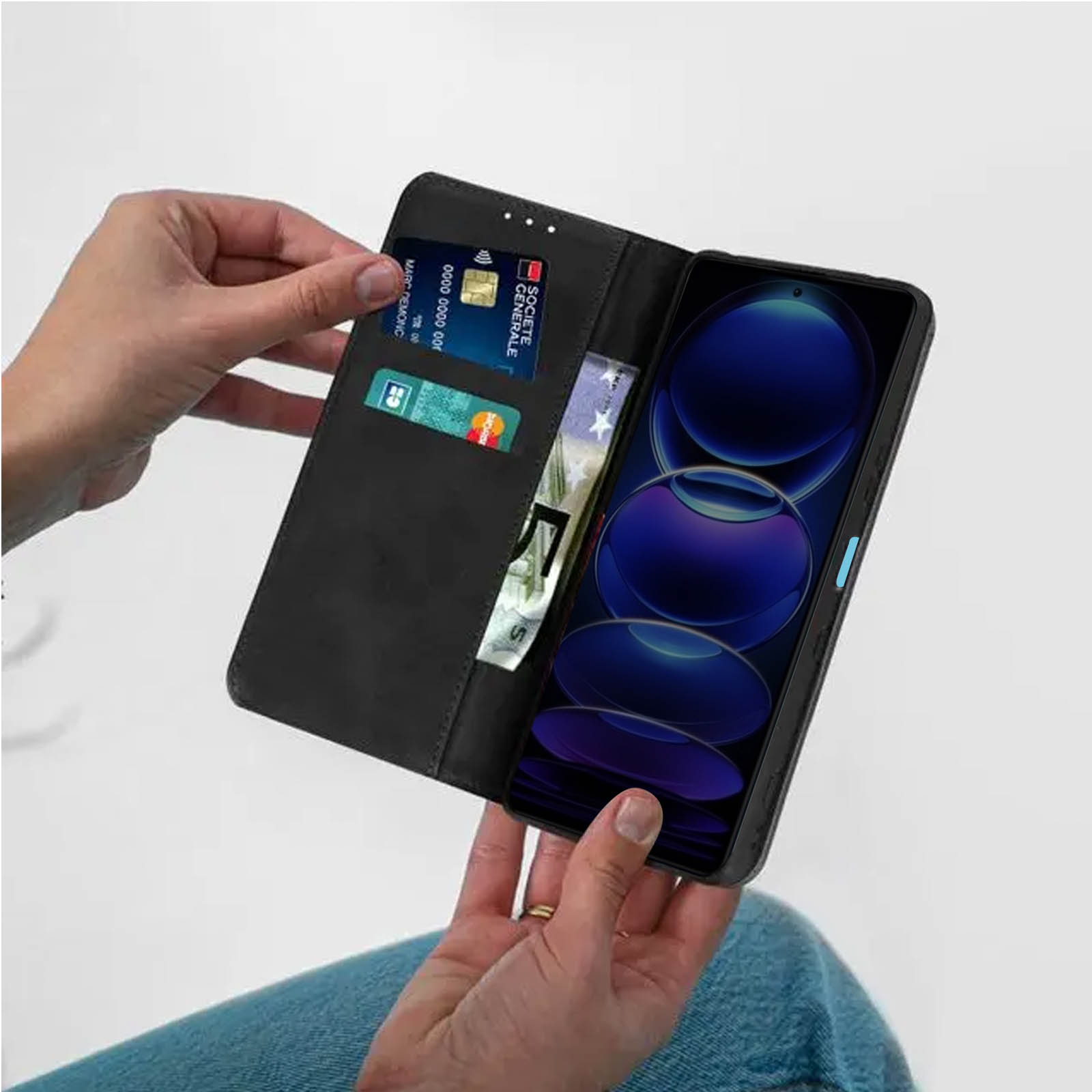 Mani che tengono un telefono con custodia, che mostra carte e uno schermo.