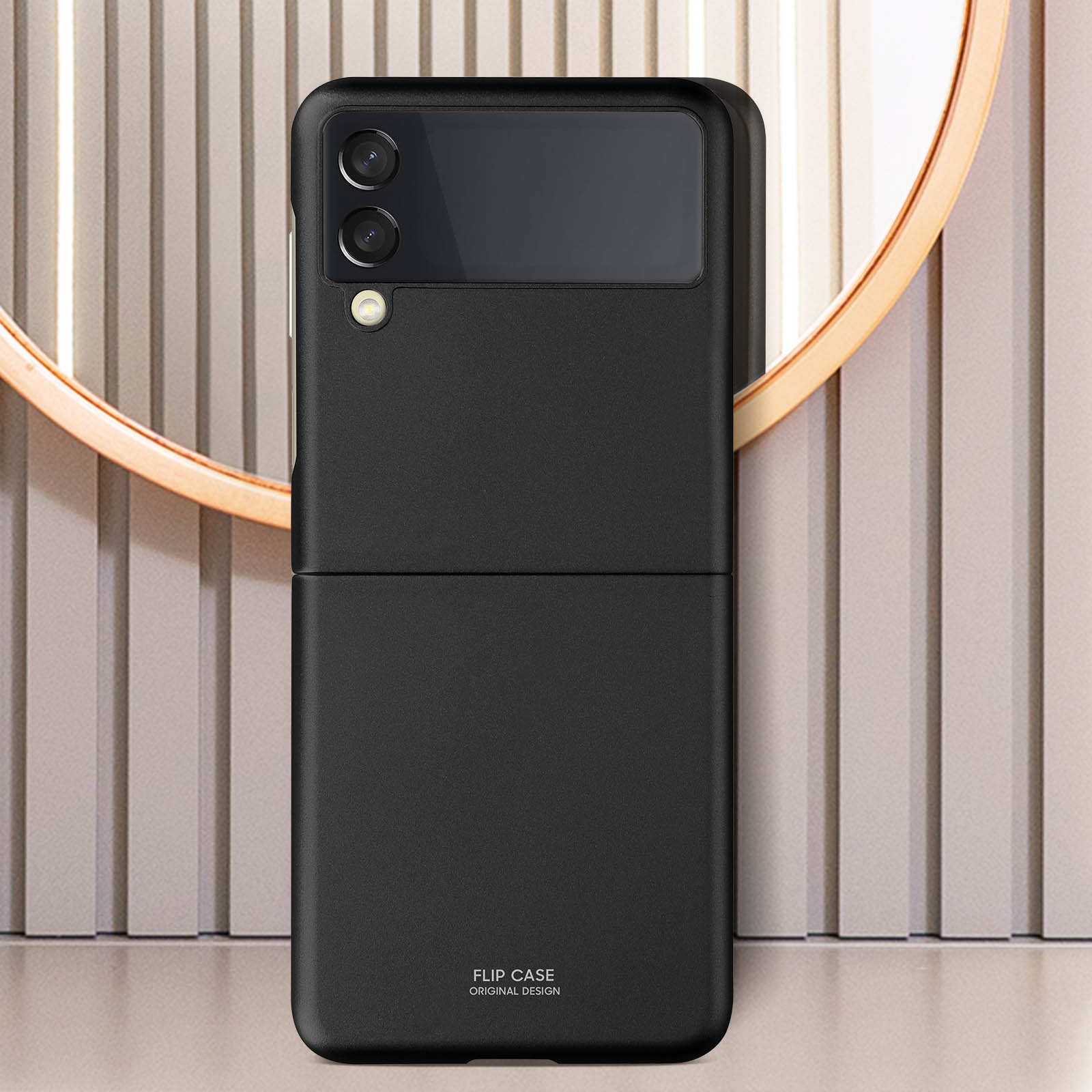 Telefono pieghevole nero in una custodia nera, vicino a uno specchio. Il testo dice 'Flip Case'.