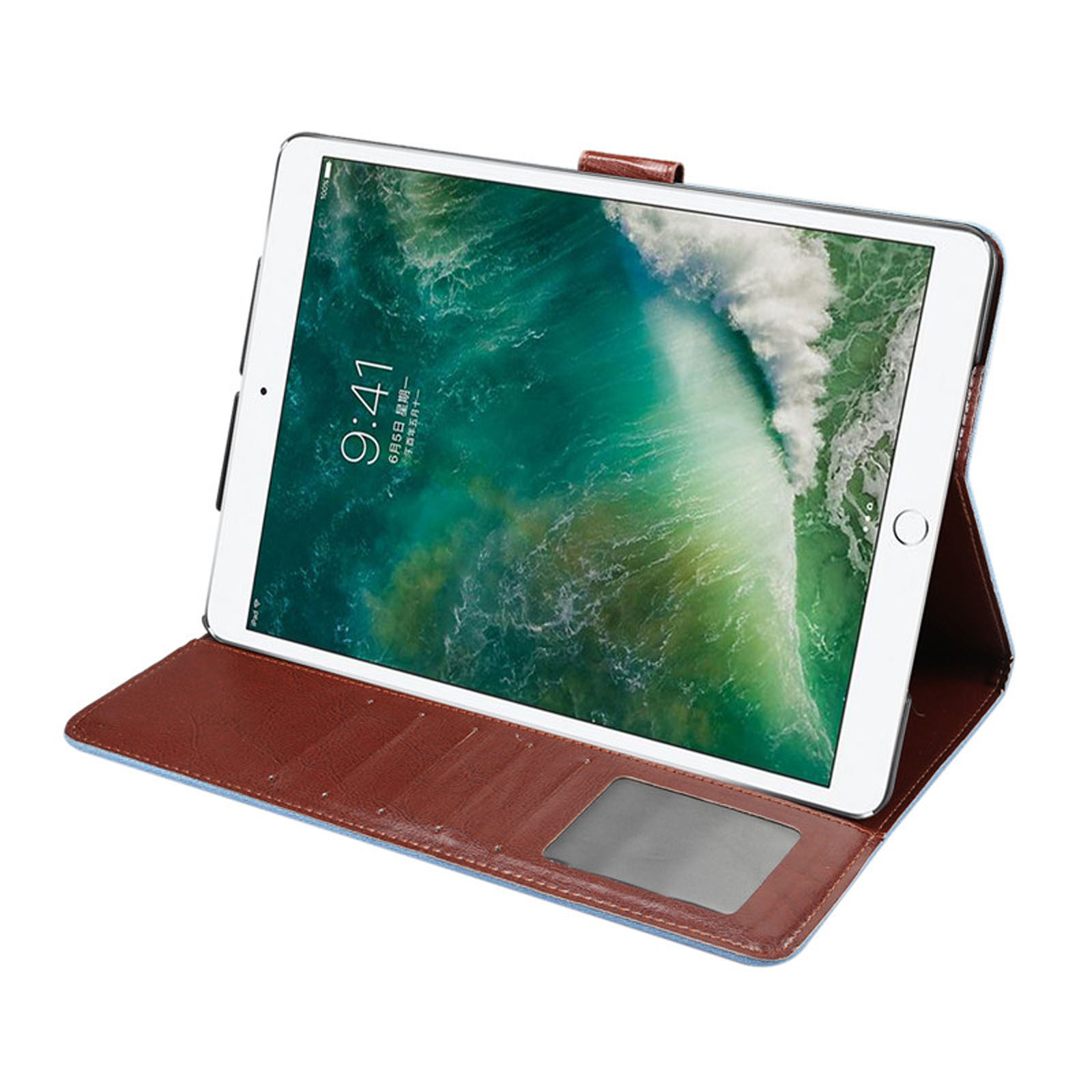 Ein Tablet in einer braunen Lederhülle. Der Bildschirm des Tablets ist eingeschaltet und zeigt eine Landschaft.