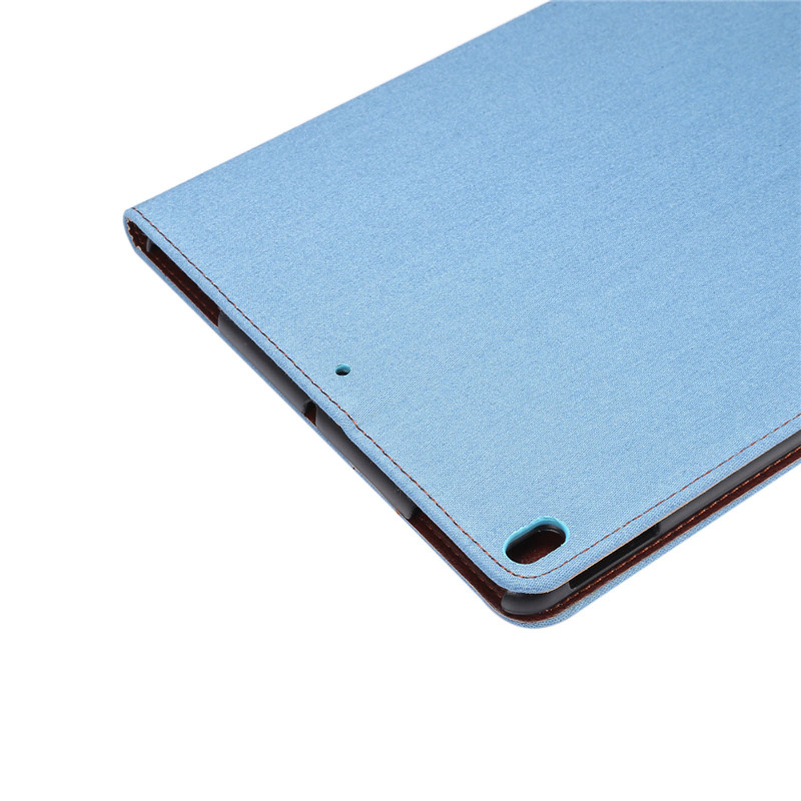 Hellblaue Tablethülle Ecke, mit braunem Rand und Nähten. Weißer Hintergrund.