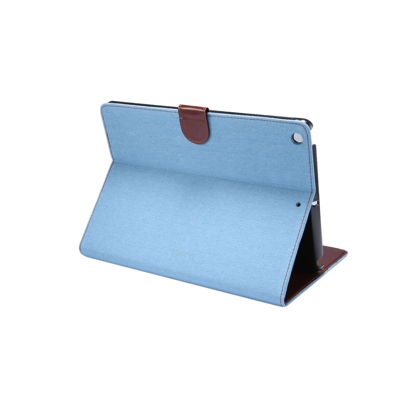 Tablethülle, blau mit braunem Lederverschluss. Weißer Hintergrund.