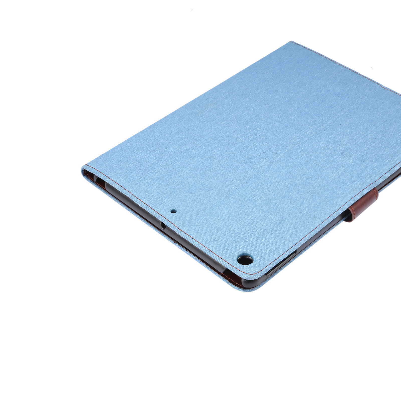 Tablet-Hülle. Blaue Hülle offen. Braune Nähte an den Seiten. Weißer Hintergrund.