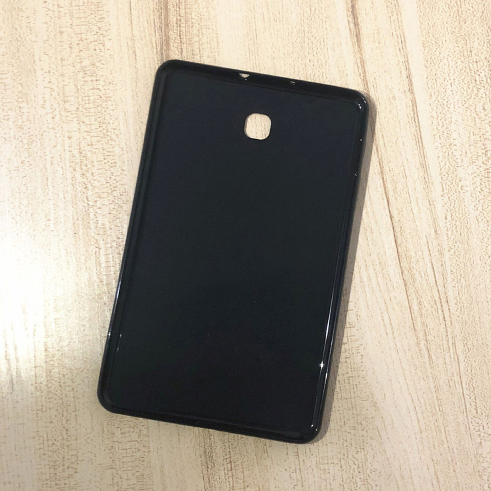 Schwarze Tablet-Hülle auf Holz. Ausschnitt für Kamera, glänzendes Finish.
