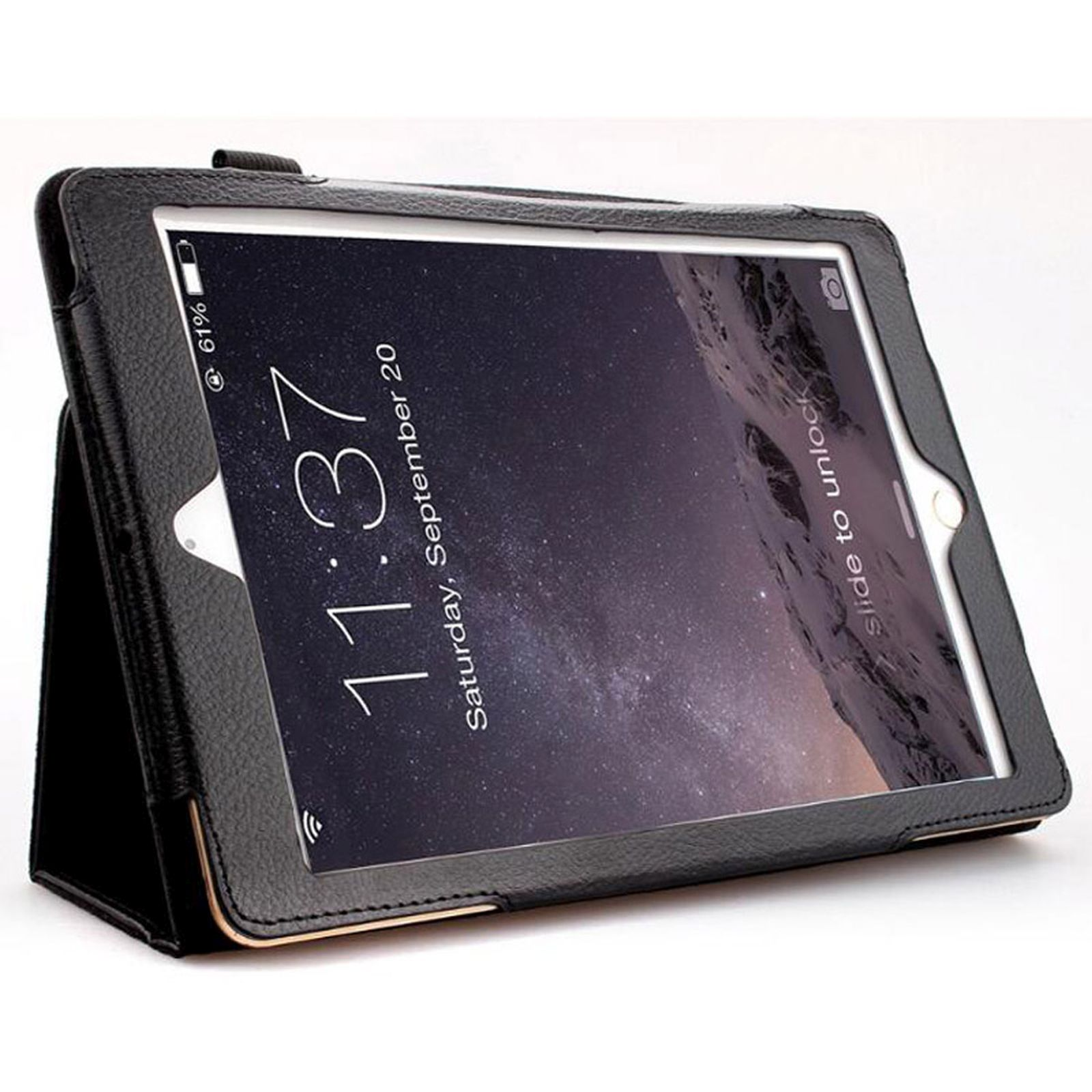 Tablet in einer schwarzen Hülle, geöffnet, mit der Anzeige von Uhrzeit und Datum.