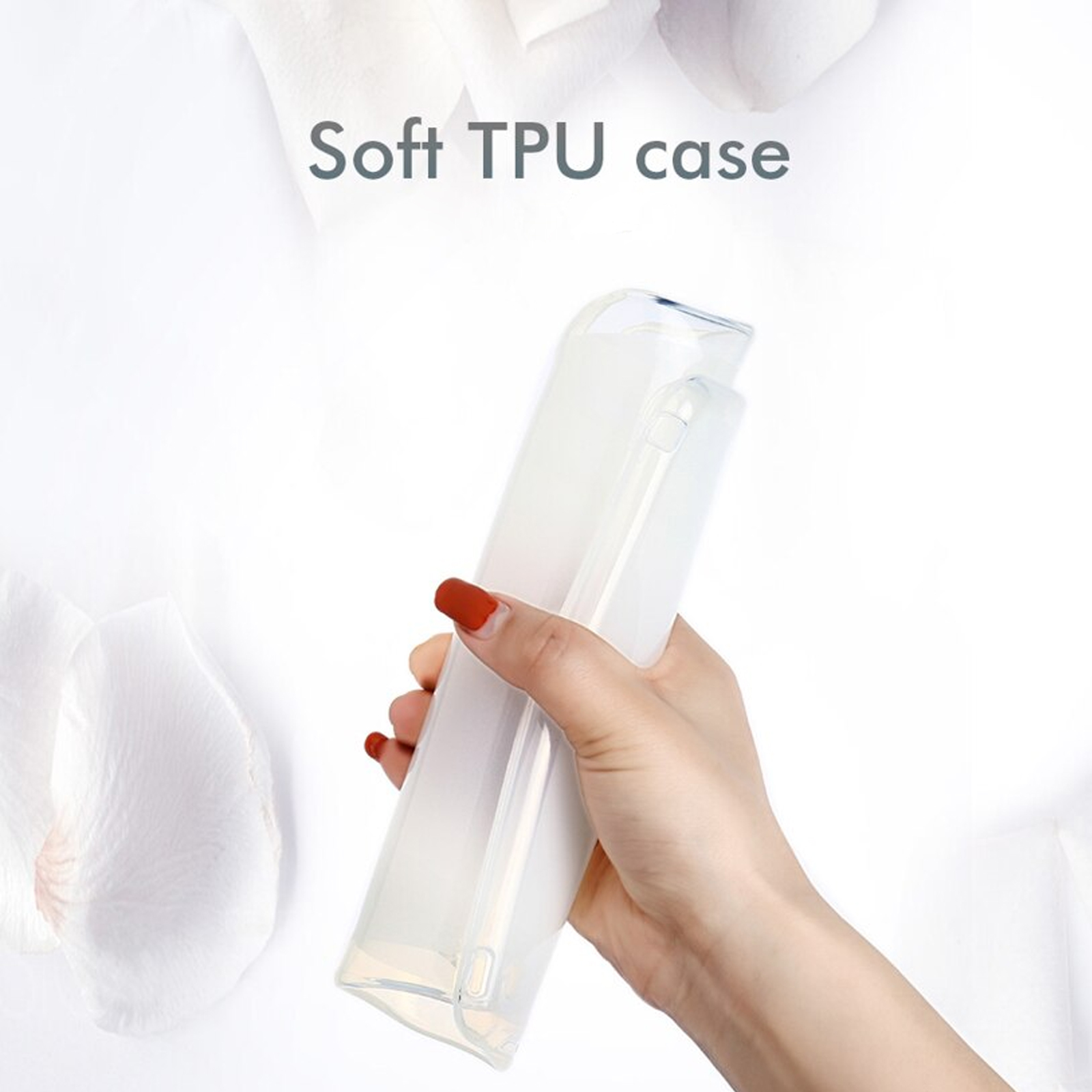 Eine Hand, die eine transparente Handyhülle hält, mit rotem Nagellack, vor weißem Hintergrund.