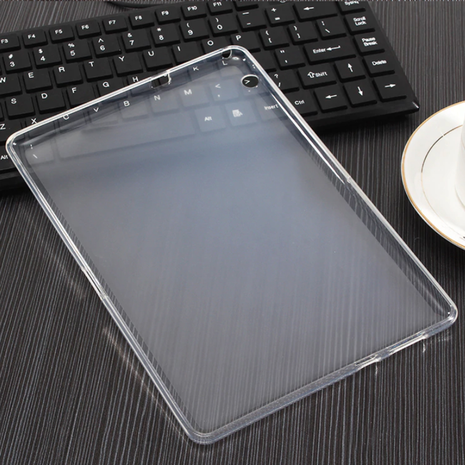 Transparente Tablethülle auf Holzoberfläche mit Tastatur.