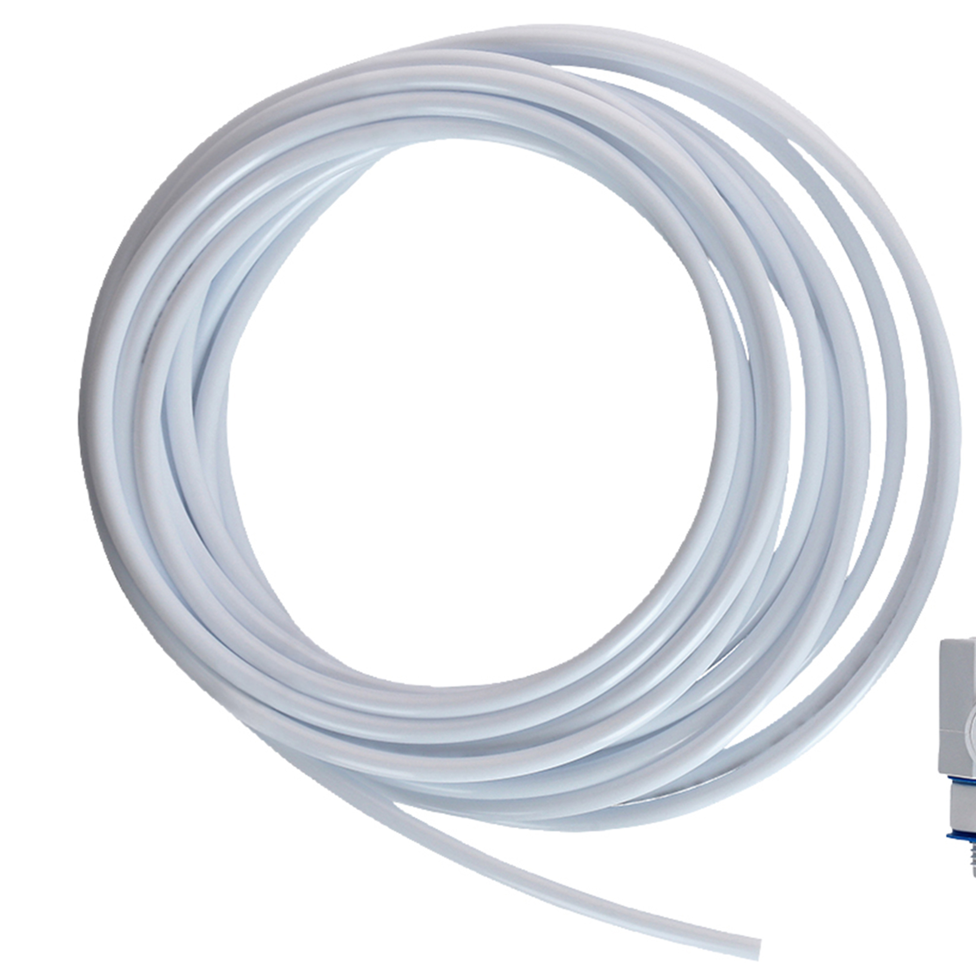 Weißes Kabel aufgerollt, mit einem Anschluss am Ende. Weißer Hintergrund.