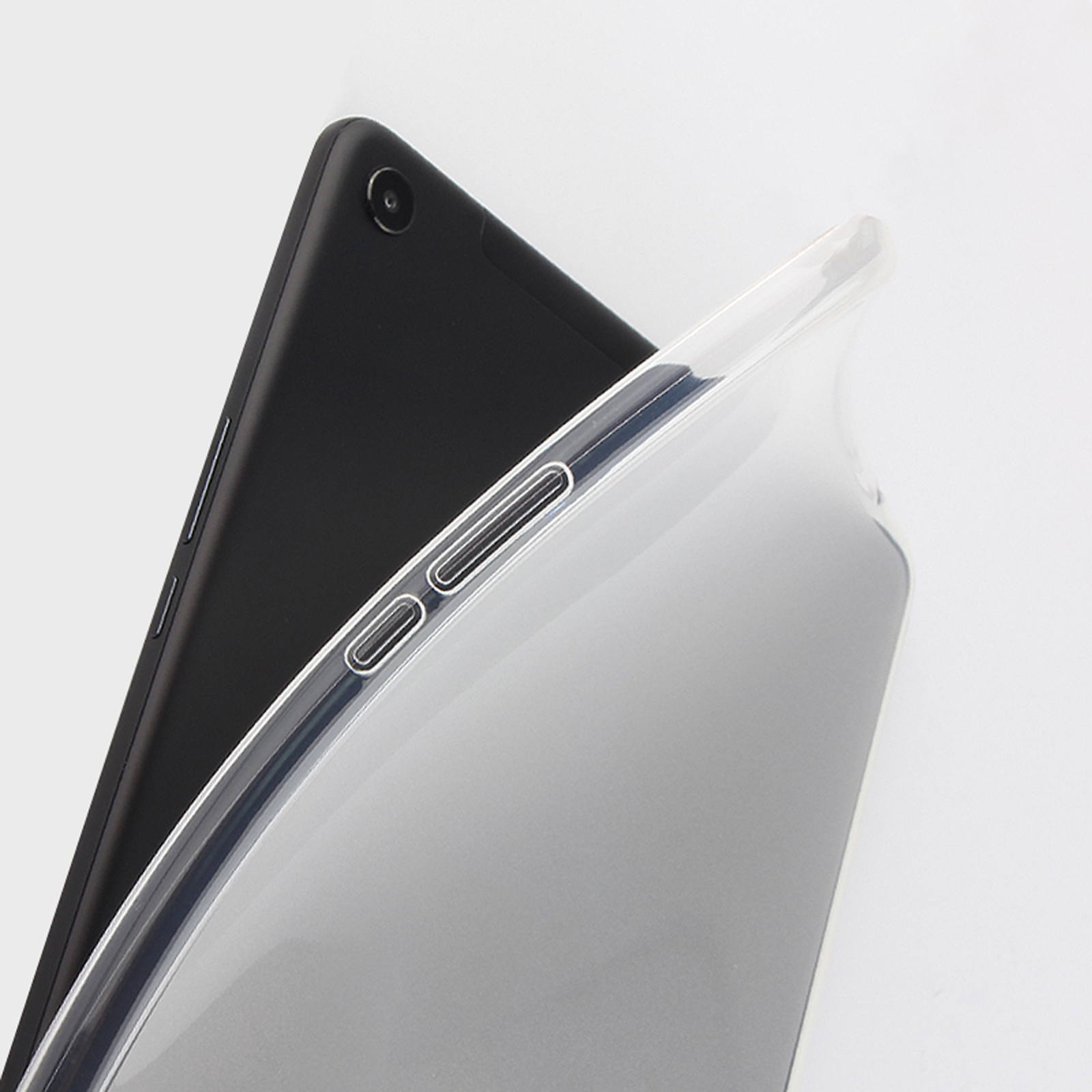 Ein schwarzes Tablet befindet sich hinter einer transparenten Hülle auf weißem Hintergrund.