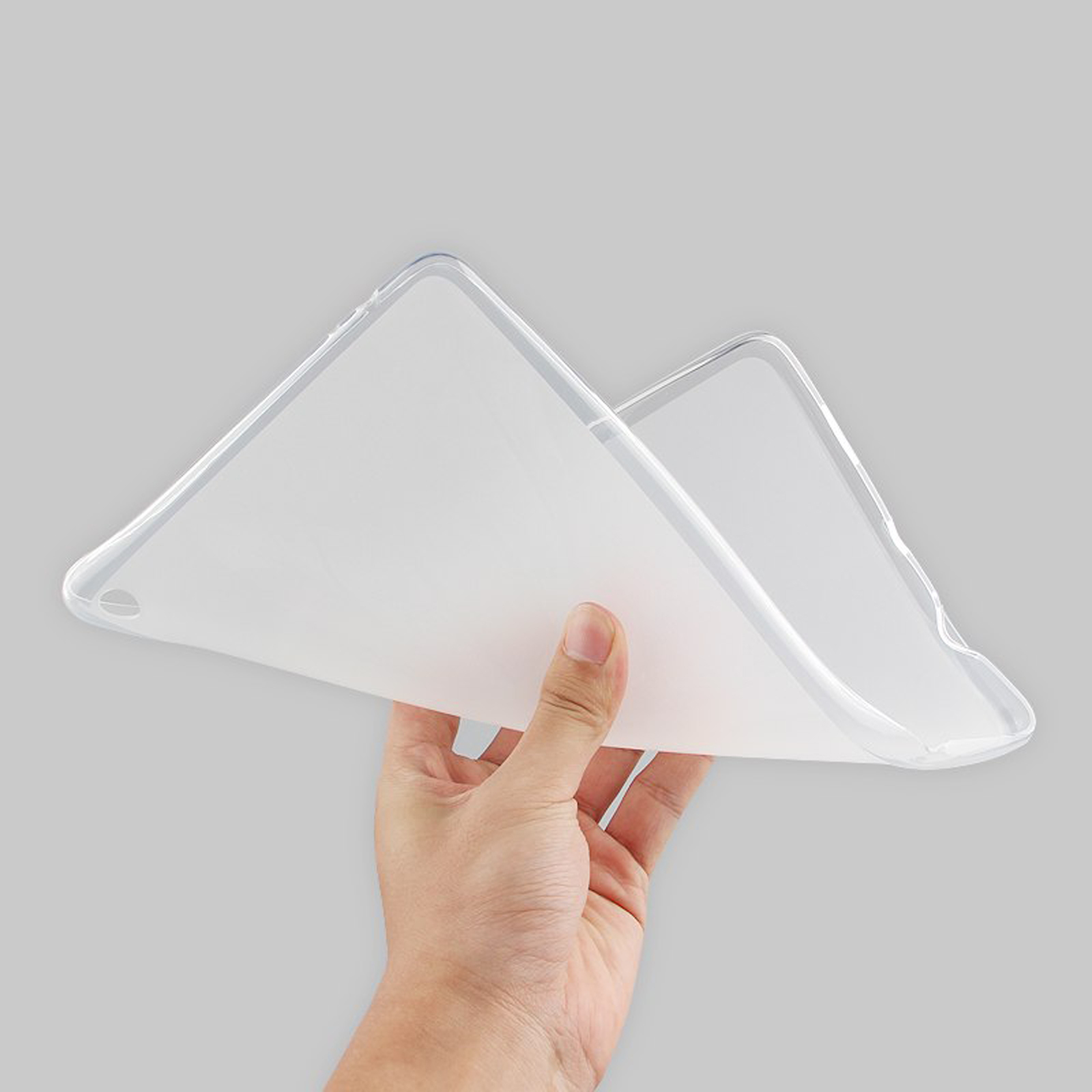 Eine Hand, die eine transparente Tablet-Hülle hält. Die Hülle ist leicht gebogen und transparent.