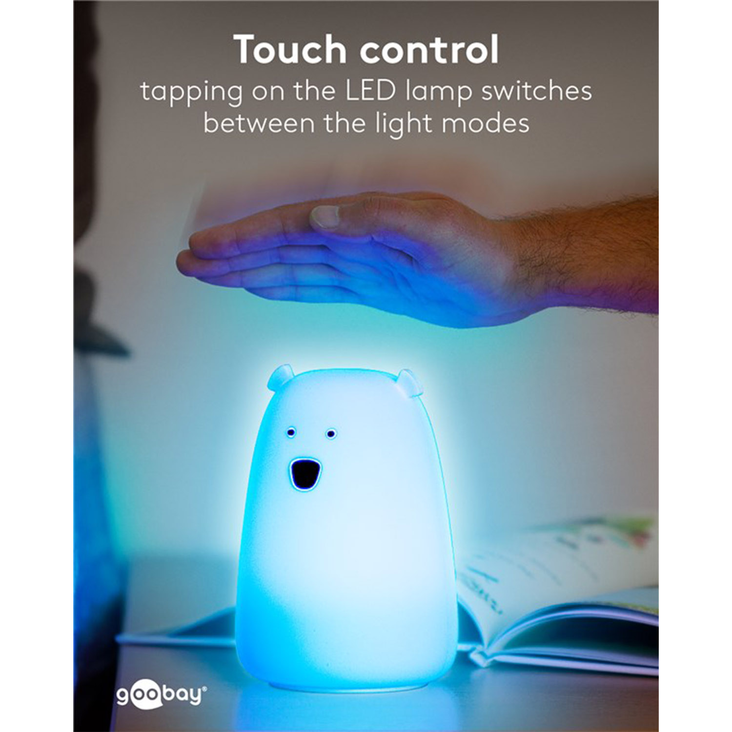 Eine weiße bärenförmige Lampe strahlt blaues Licht aus, mit einer Hand darüber, Touch-Control-Label.