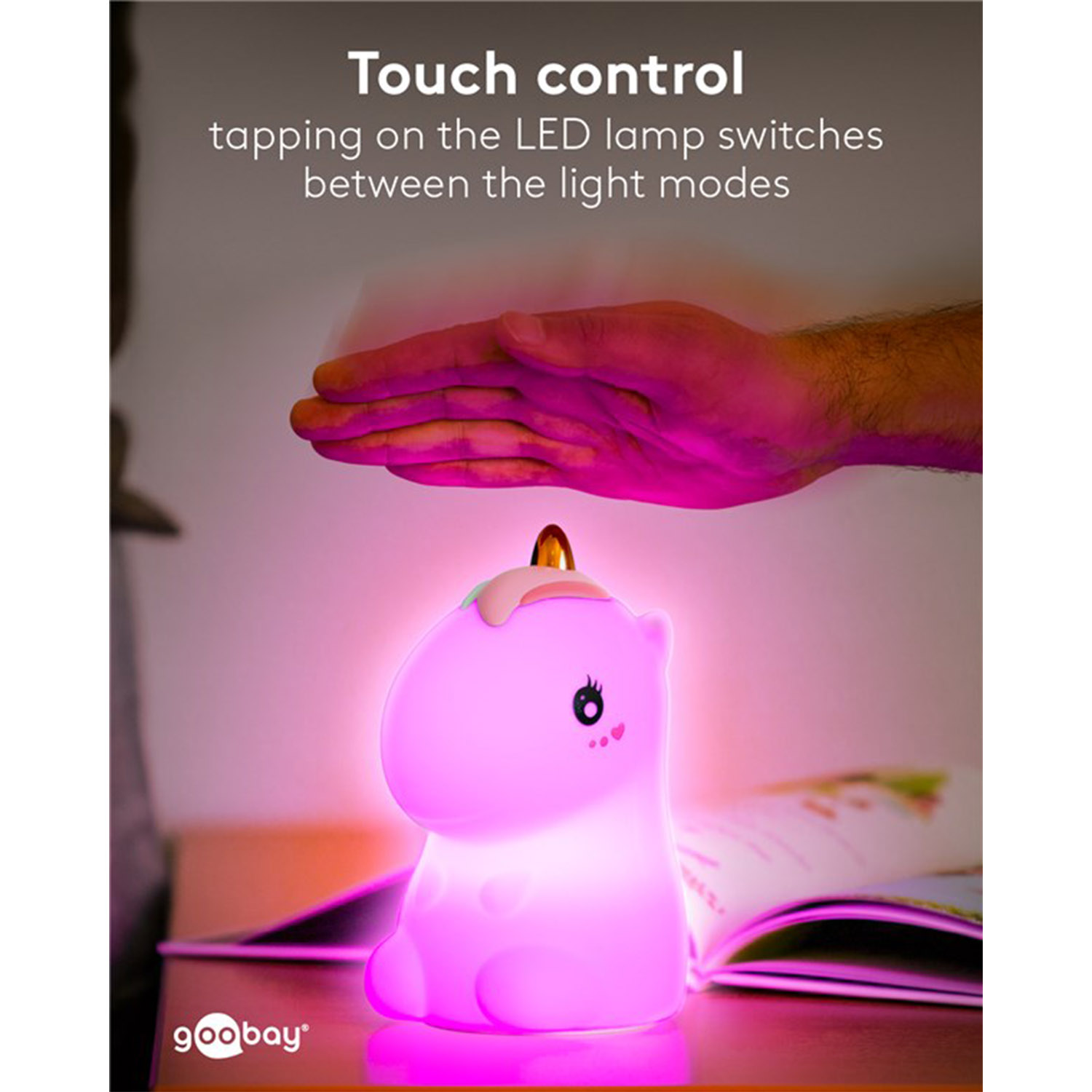 Rosa Einhorn-Lampe mit Touch-Control-Funktion, eine Hand darüber.