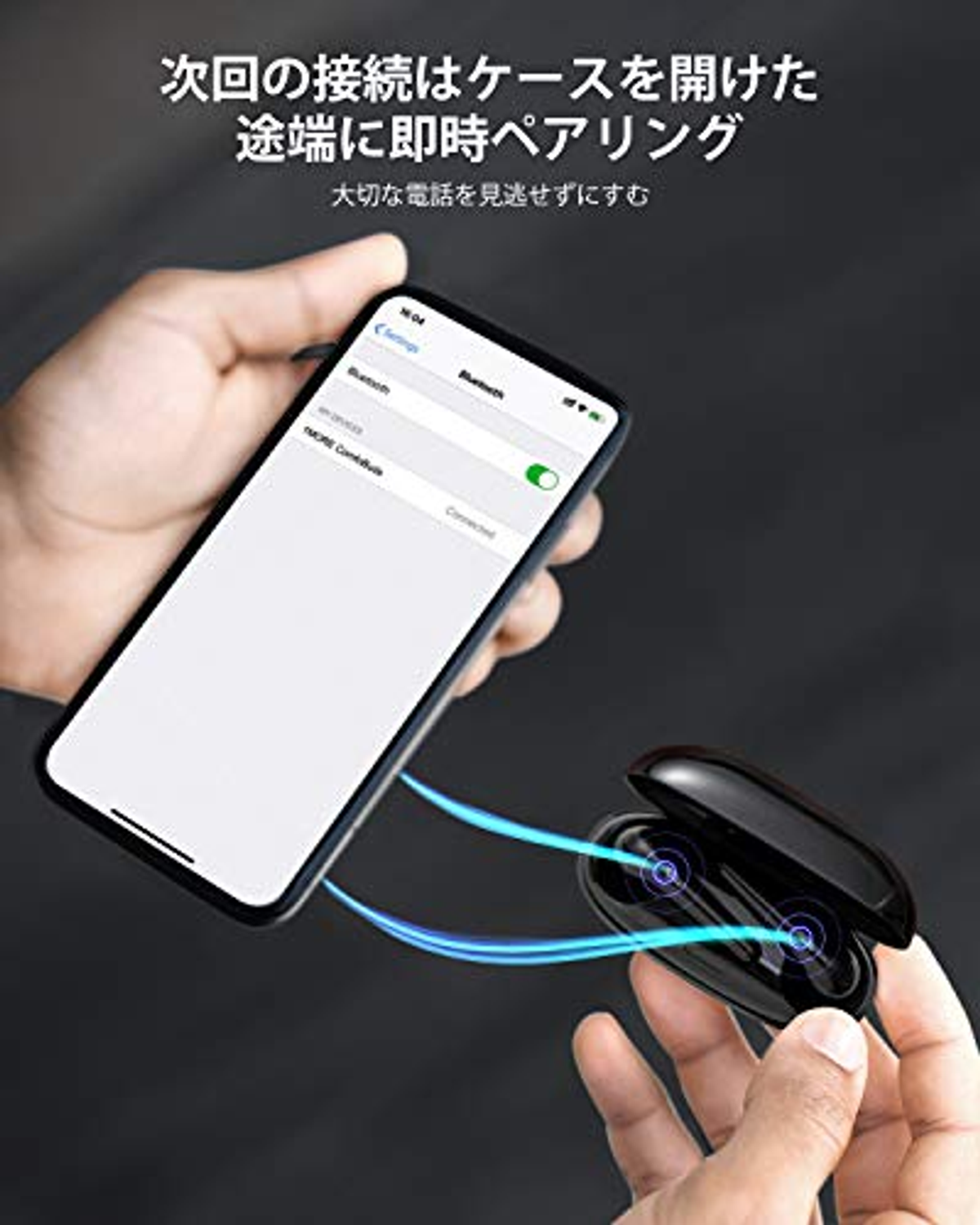 Una mano tiene un telefono, con auricolari e custodia nelle vicinanze. Il telefono mostra una connessione Bluetooth.