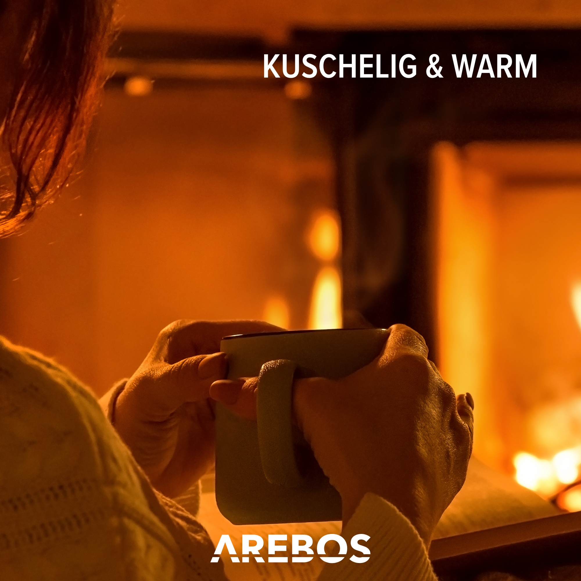 Person hält eine Tasse in der Nähe eines Kamins. Der Text oben lautet 'Kuschelig & Warm'.
