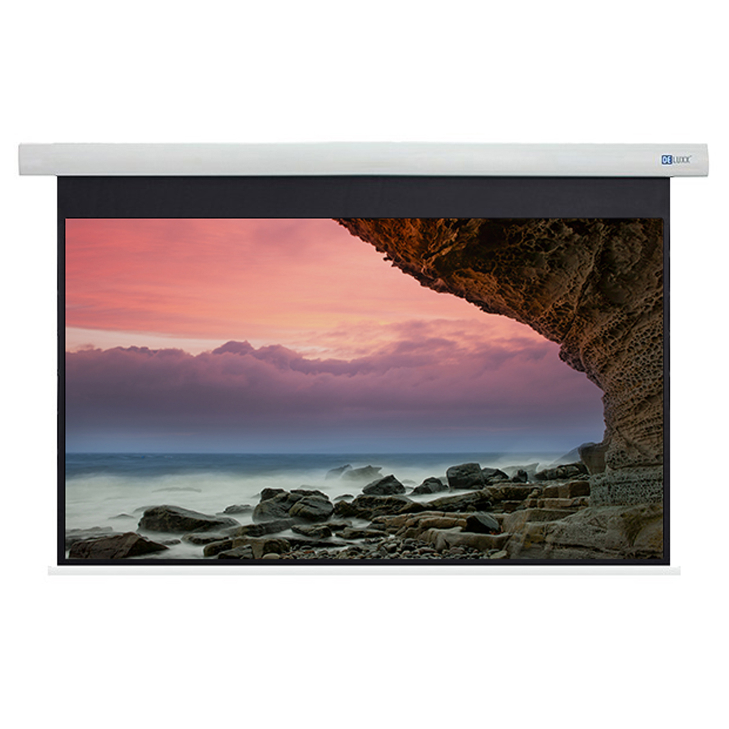 Projektorleinwand mit Küsten-Sonnenuntergang, weißer Rahmen.