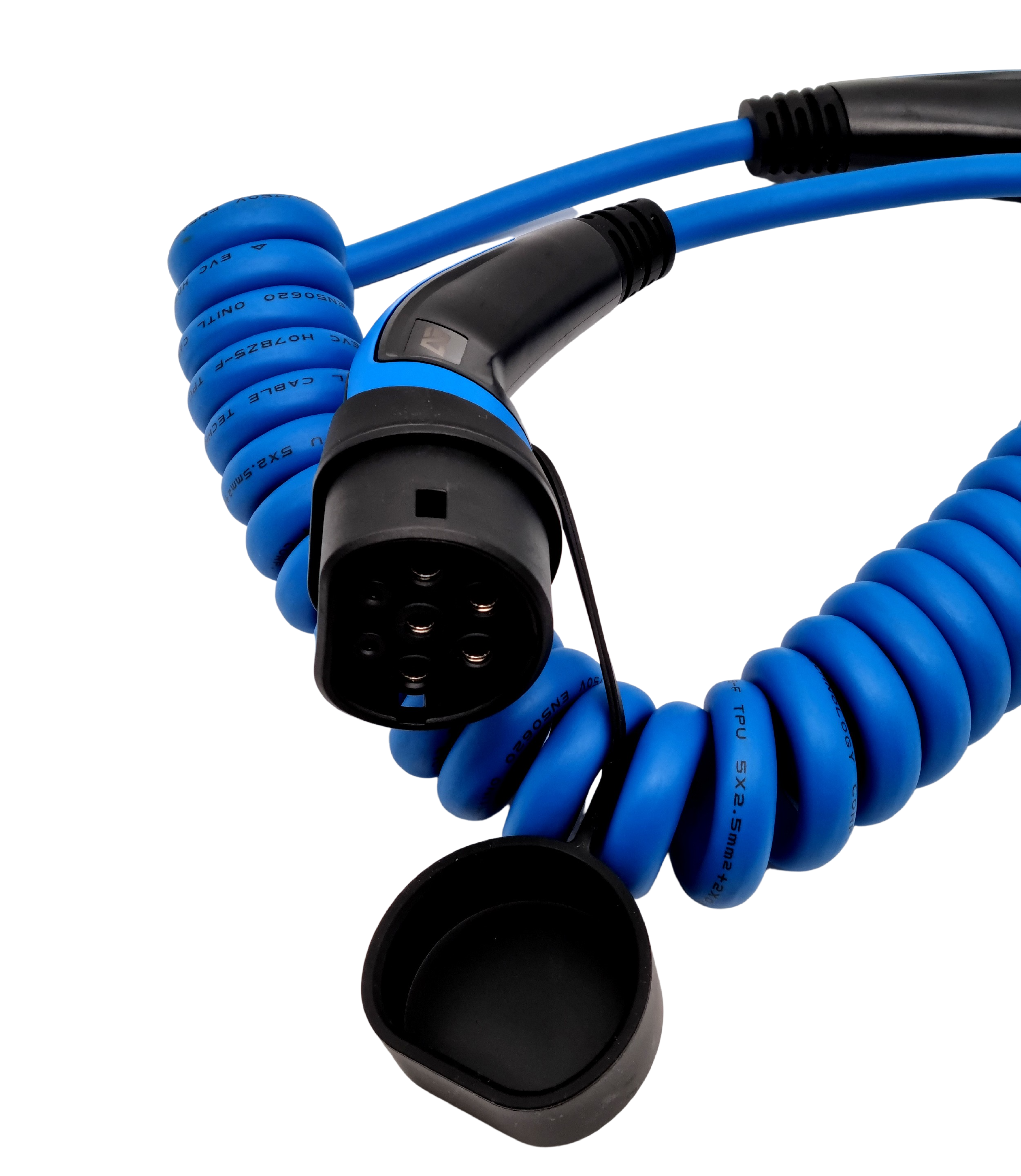 Blaues Ladekabel für Elektroautos. Schwarzer Stecker und Spiralkabel. Weißer Hintergrund. Nahaufnahme.