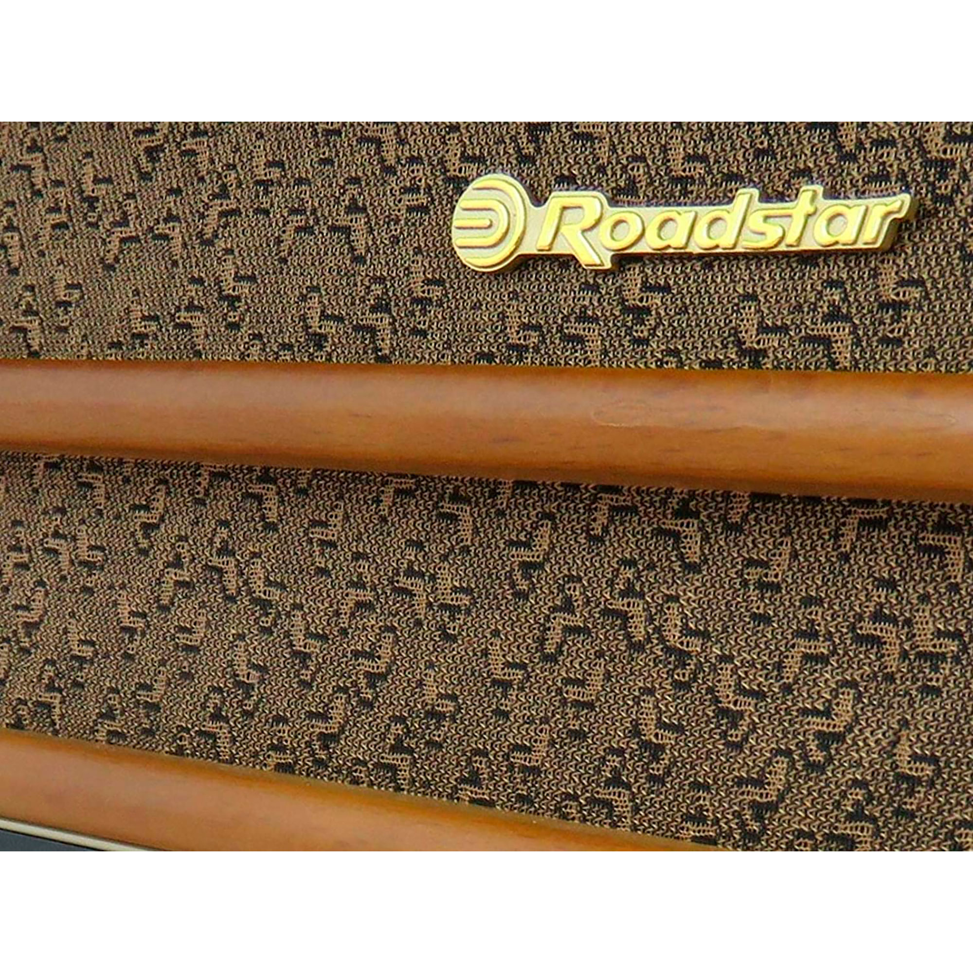 Rejilla de altavoz con el logotipo de Roadstar. Fondo marrón.