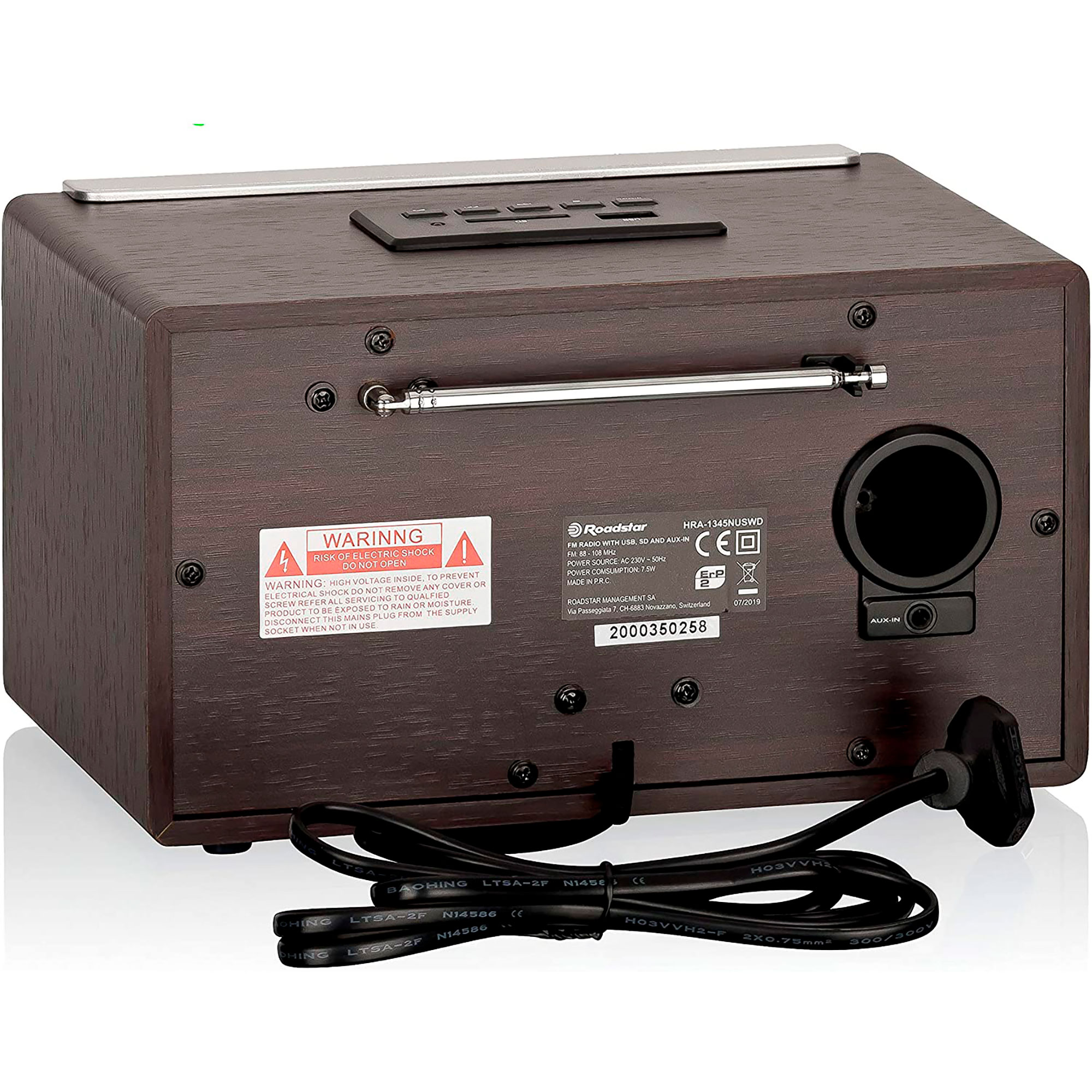 Ein braunes Holzradio mit schwarzem Kabel und Etikett. Das Radio hat eine silberne Antenne und Knöpfe.