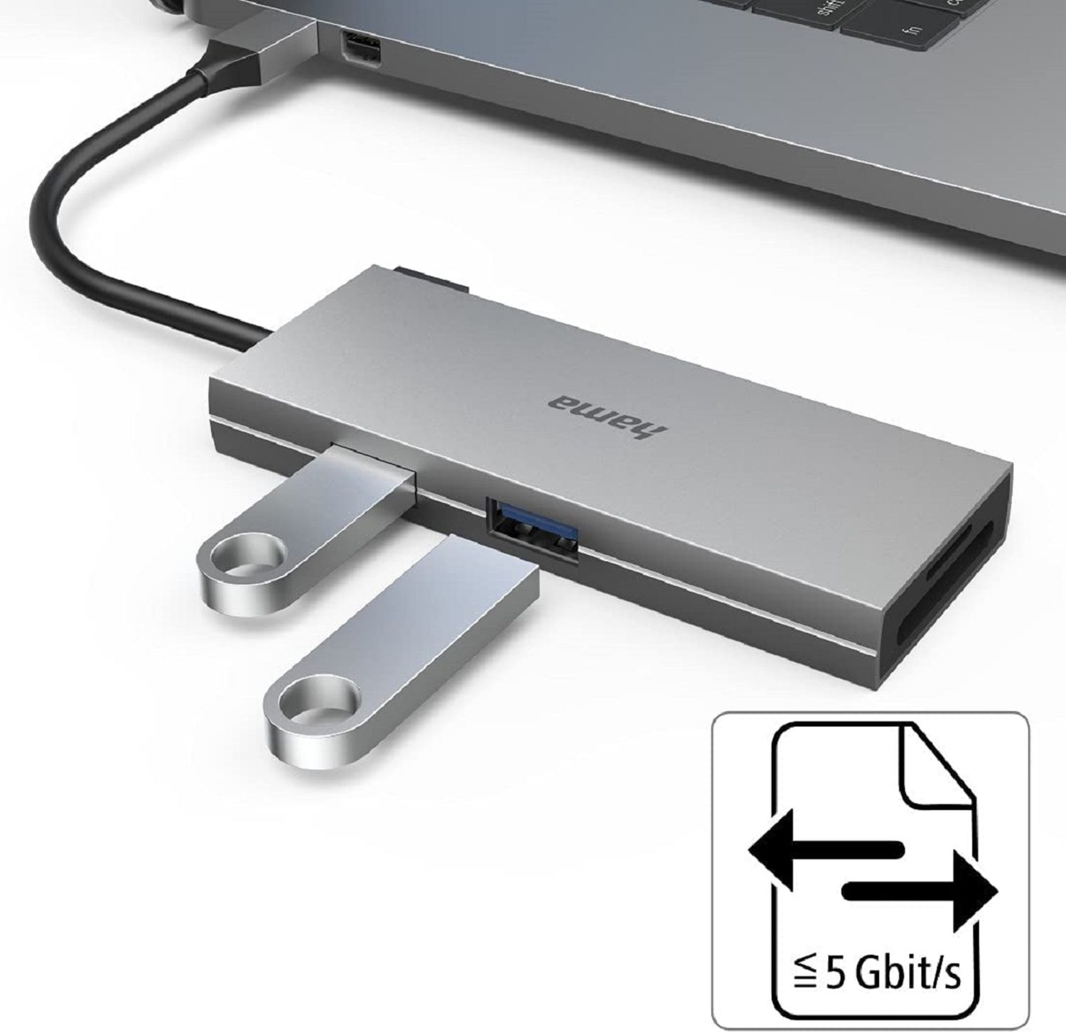 Hub USB Hama argento collegato al laptop, con chiavette USB.