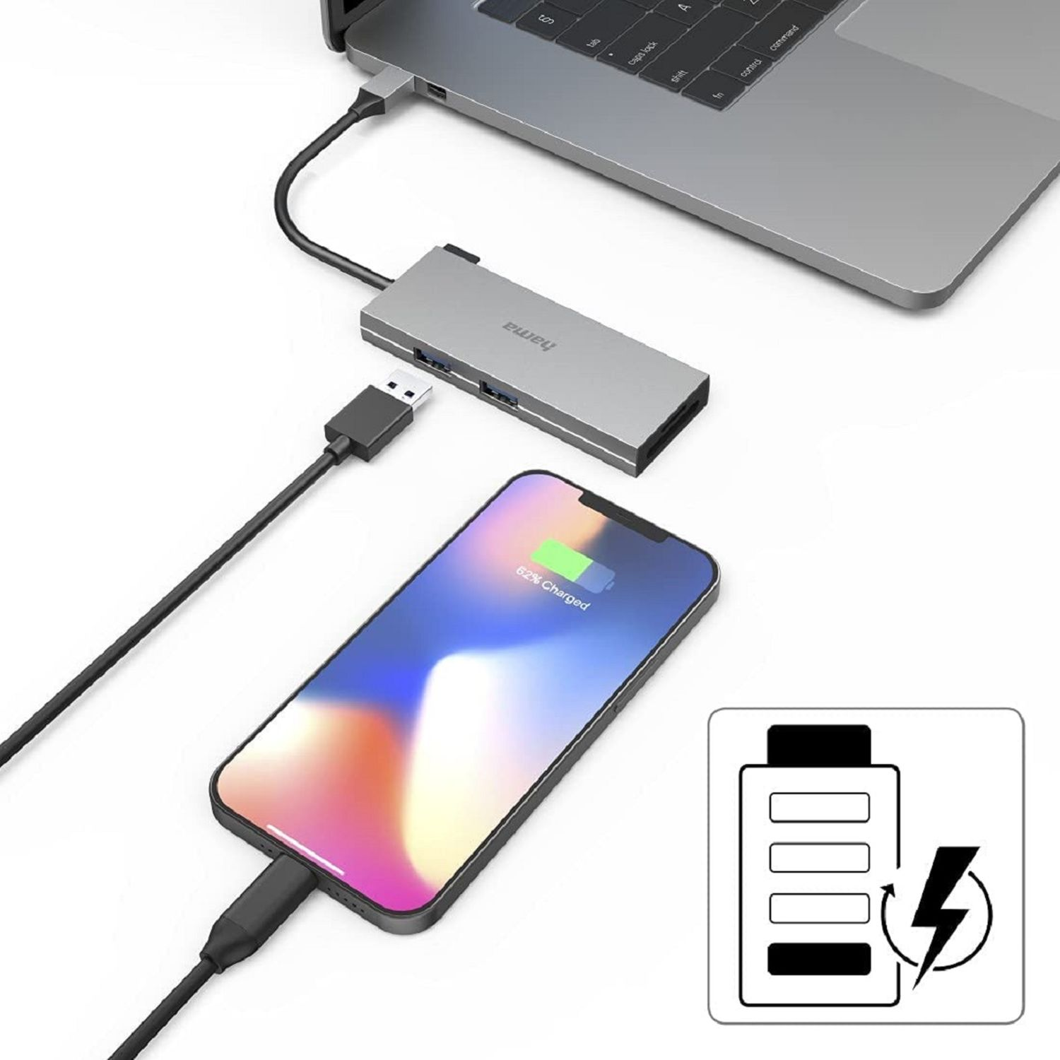 Laptop collegato a un hub USB, in carica uno smartphone con batteria al 62%. È presente un'icona di ricarica.