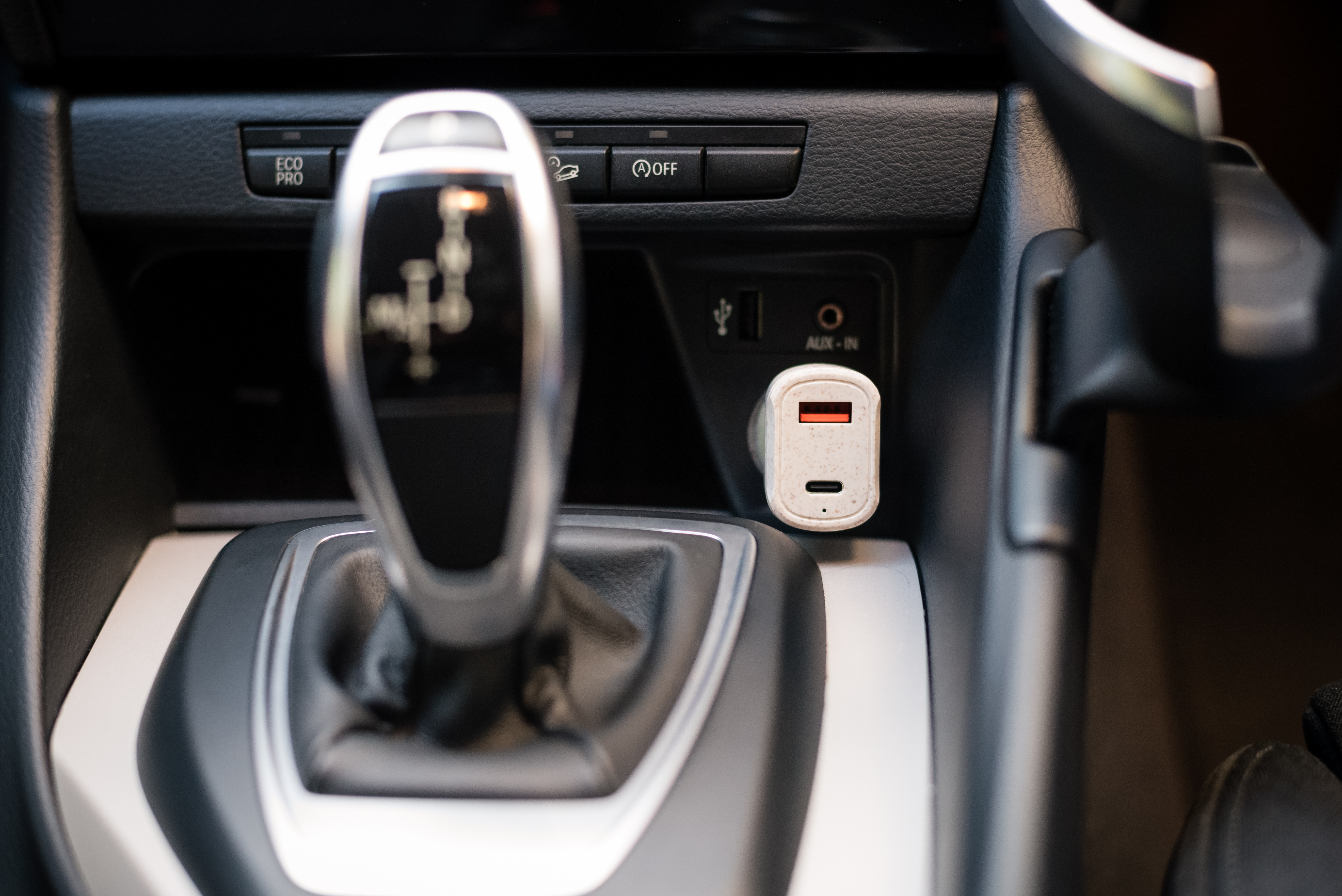 Wnętrze samochodu: dźwignia zmiany biegów, ładowarka i port aux.