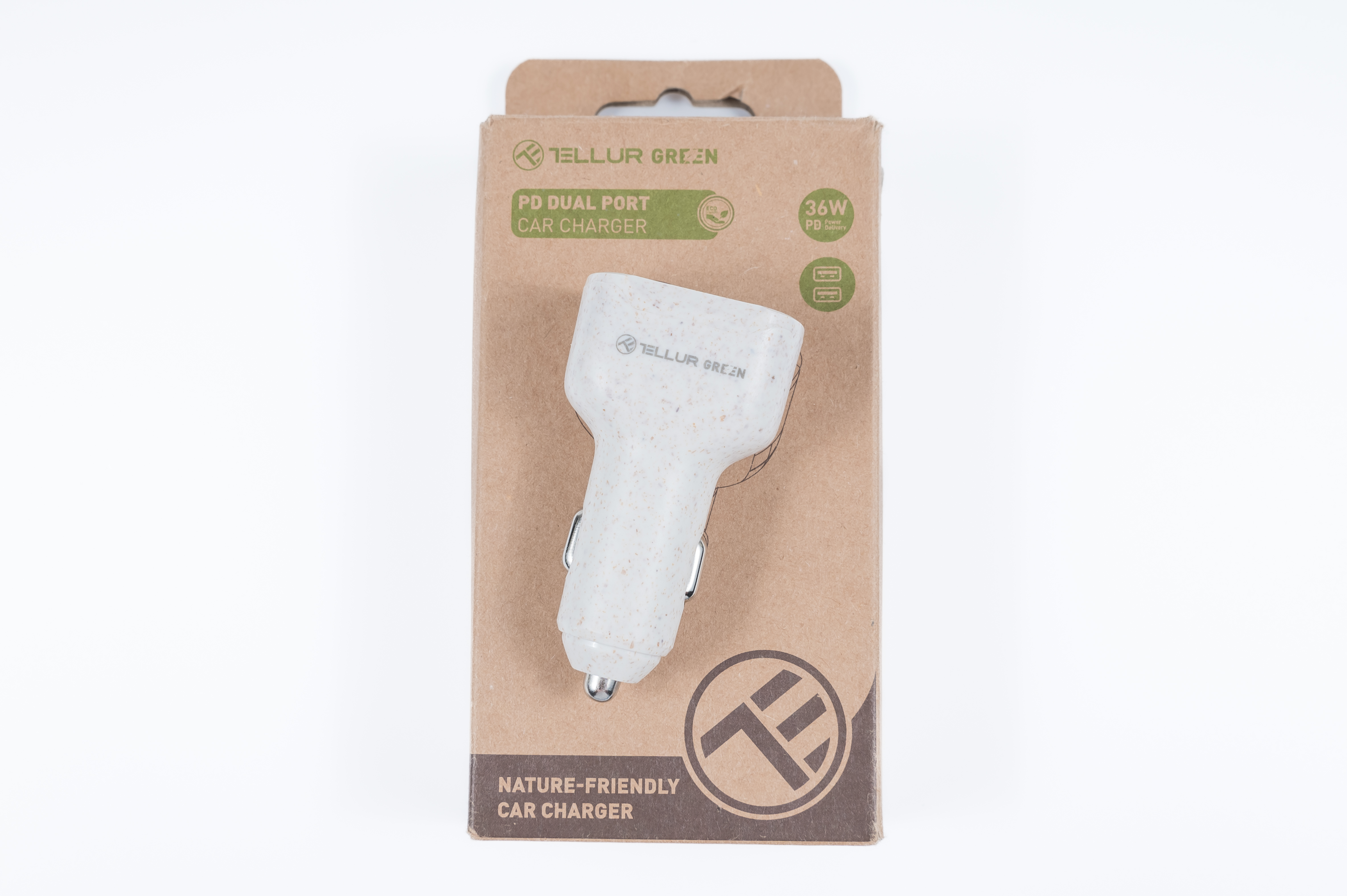 Ładowarka samochodowa w opakowaniu. Biała ładowarka, brązowe pudełko, zielony tekst. Przyjazna dla środowiska. Podwójny port. 36W.