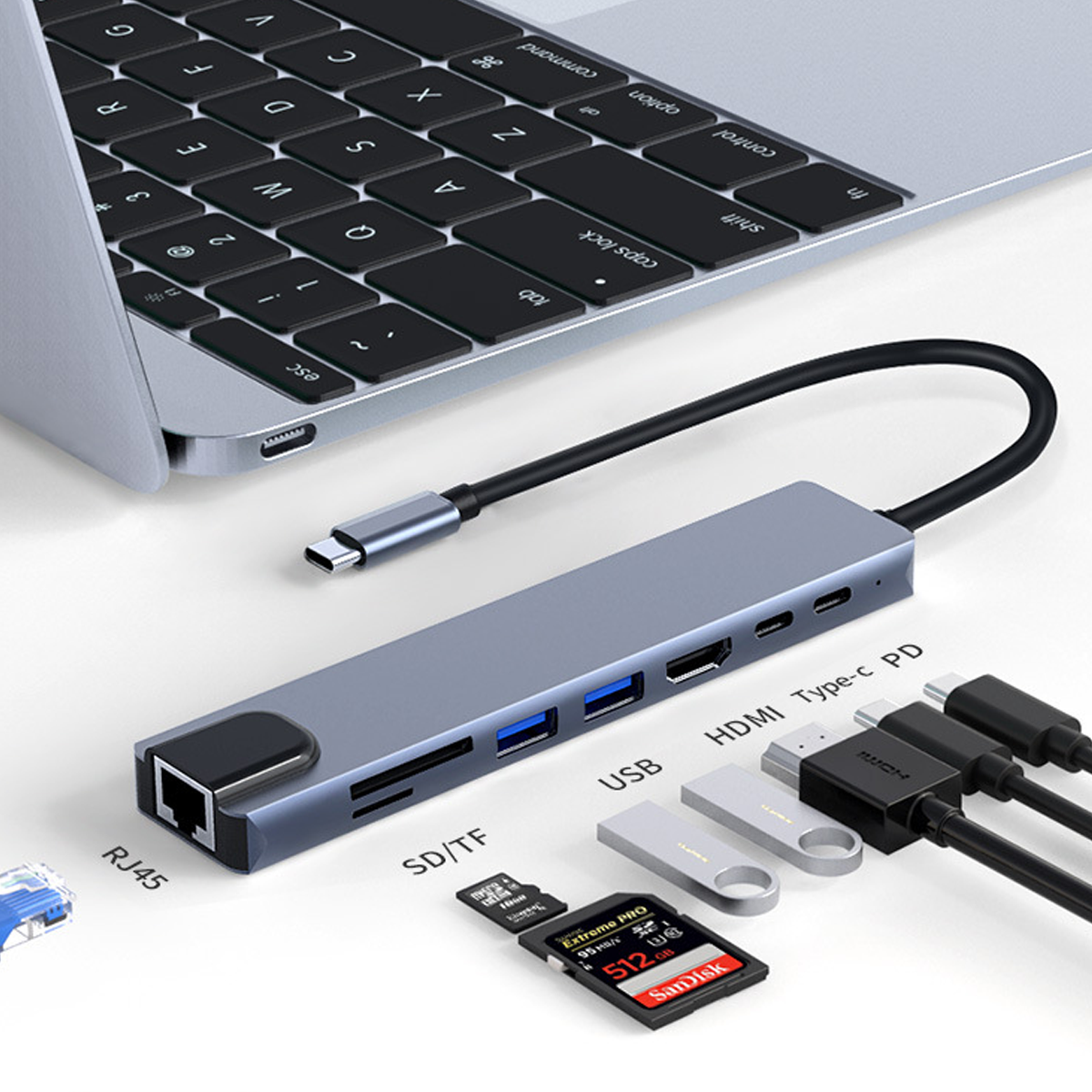 Ein grauer USB-Hub mit mehreren Anschlüssen, verbunden mit einem Laptop, mit zusätzlichen USB-Geräten und SD-Karten.